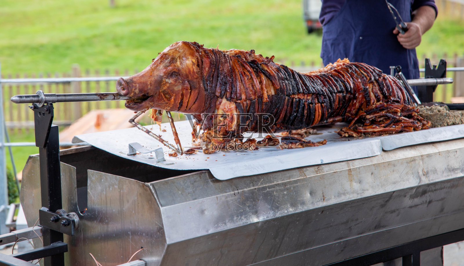 全烤猪放在桌上照片摄影图片