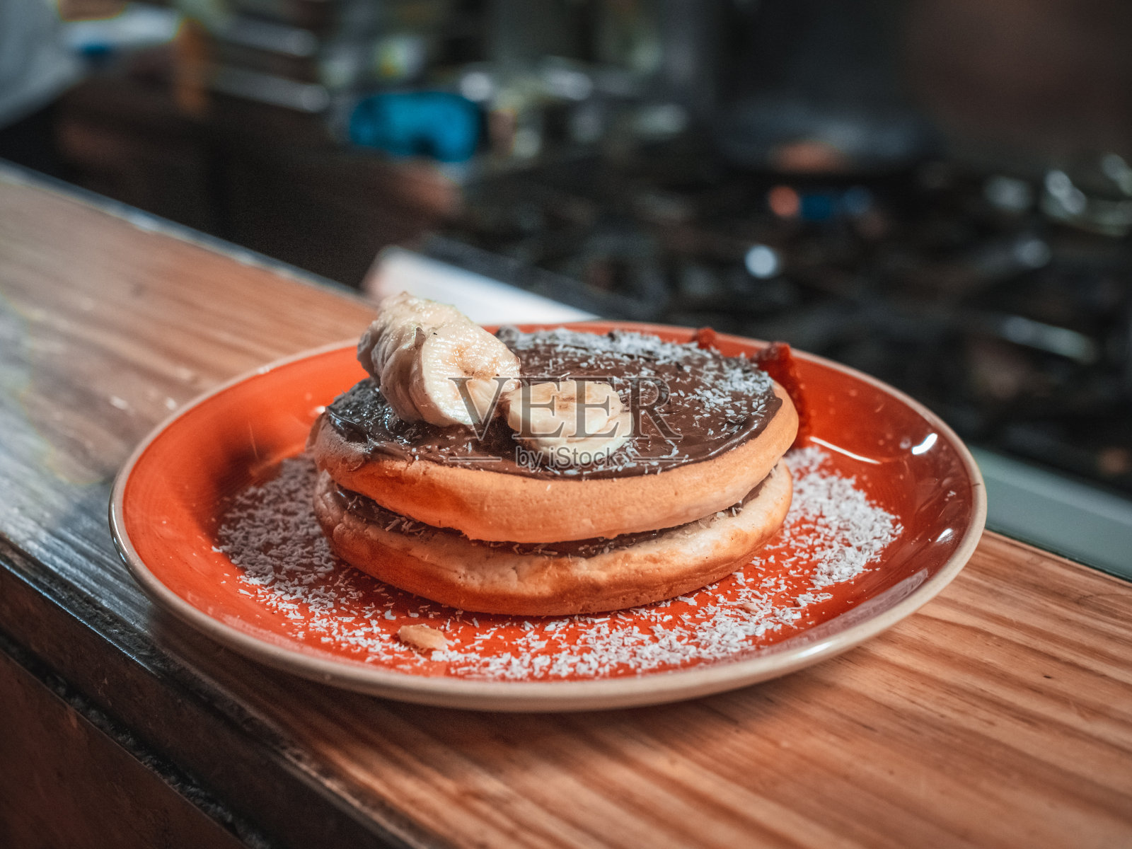 美味的巧克力和香蕉煎饼的特写，上面有糖粉照片摄影图片