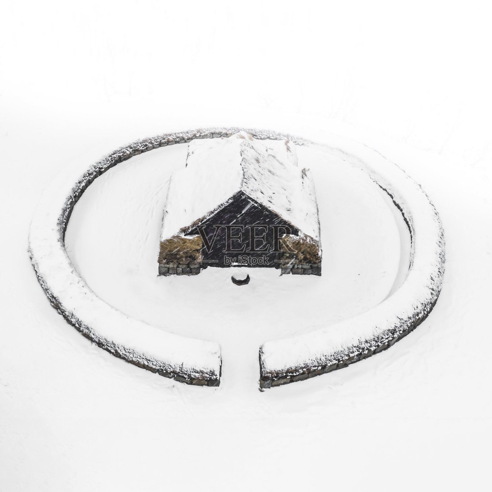 鸟瞰雪地里的石头房子照片摄影图片