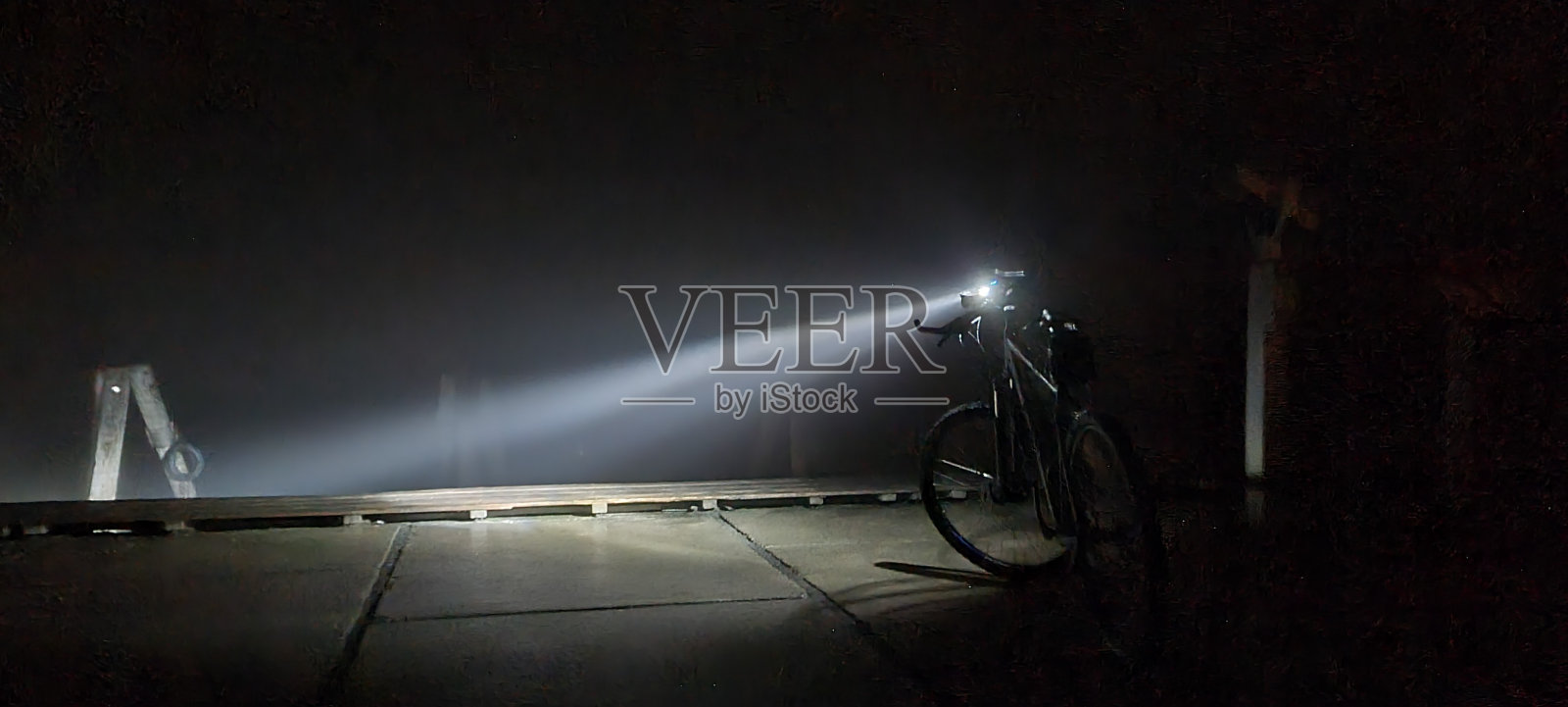 《自行车》和《湖上日出》照片摄影图片