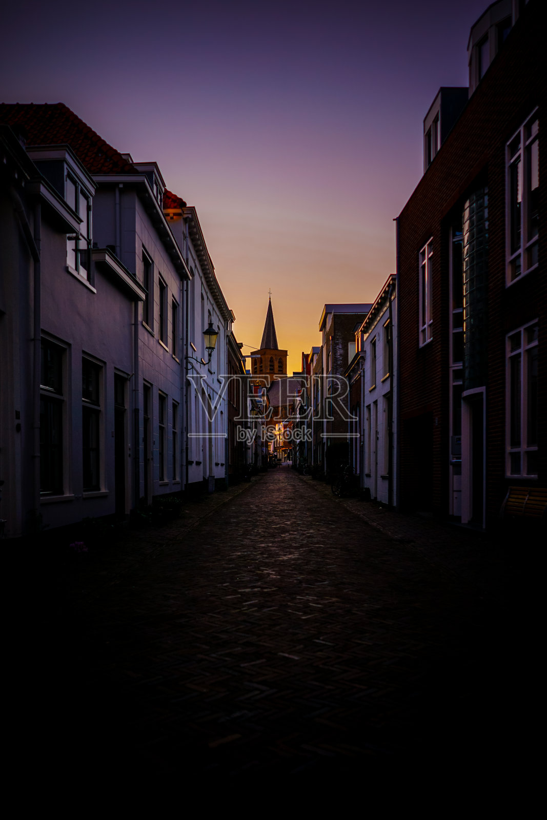 傍晚空无一人的街道的垂直镜头。Twello,荷兰。照片摄影图片