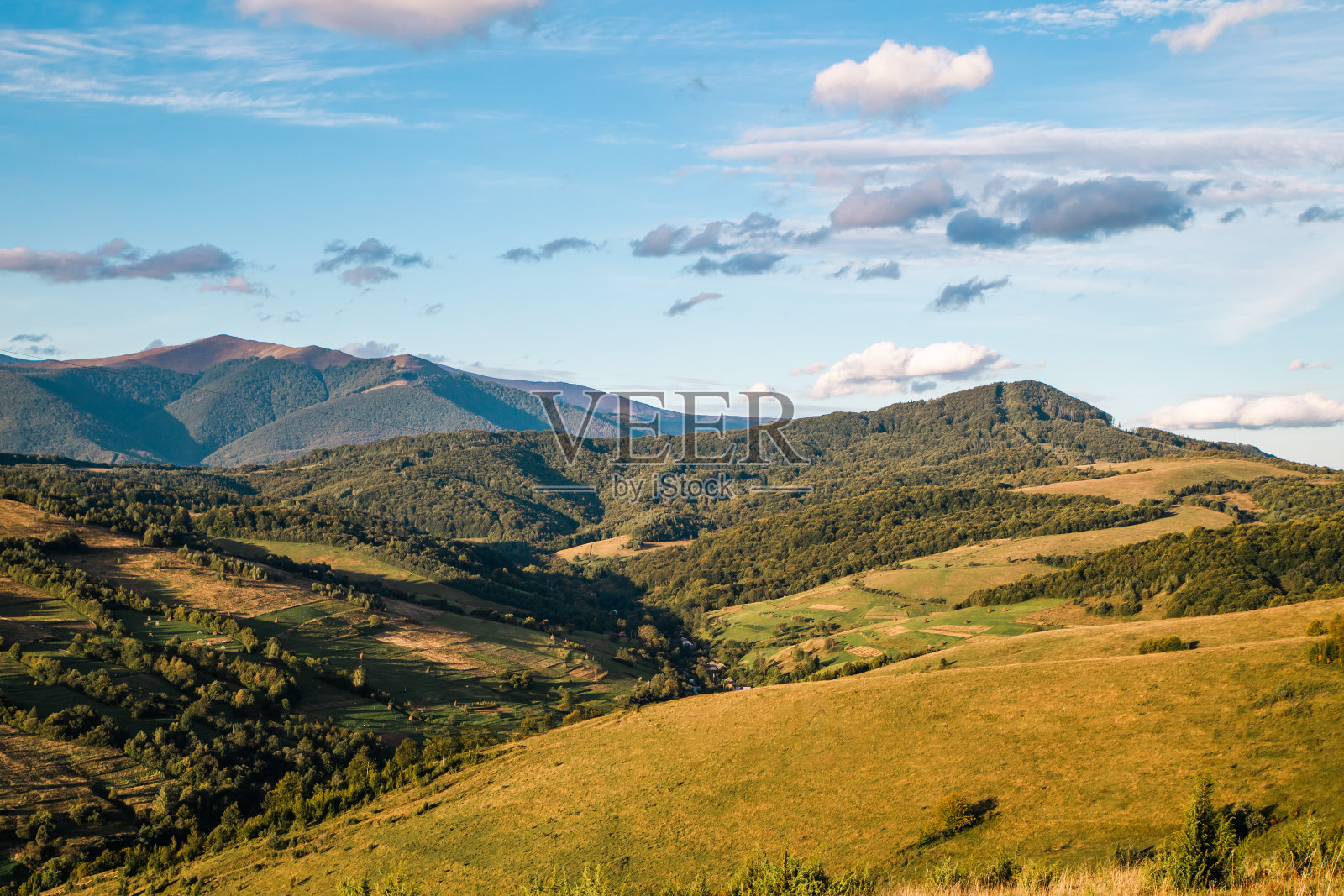 从山上看山，蓝天。美丽的自然景观。照片摄影图片