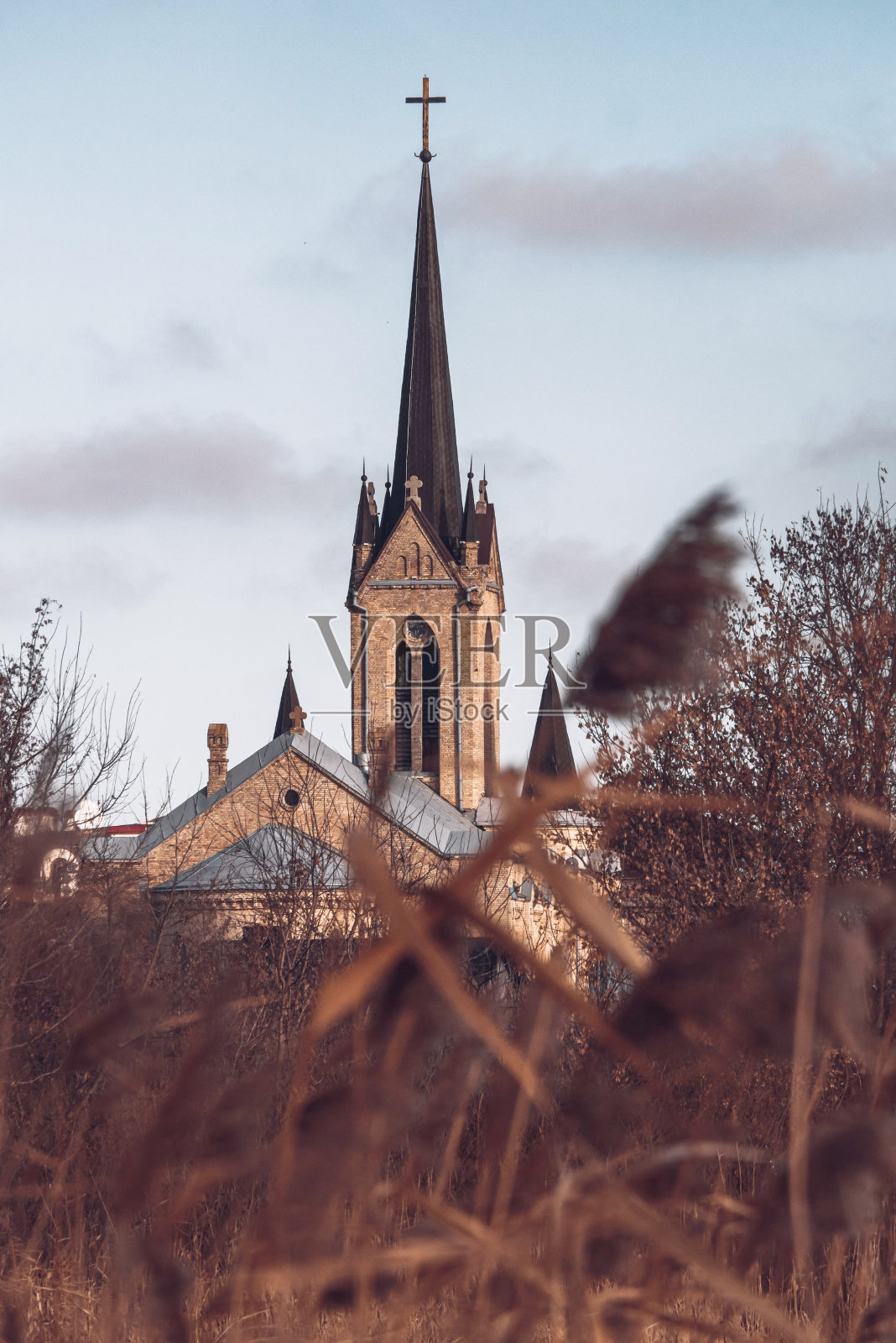 在蓝天下，从干燥的田野上看教堂的美丽景色照片摄影图片