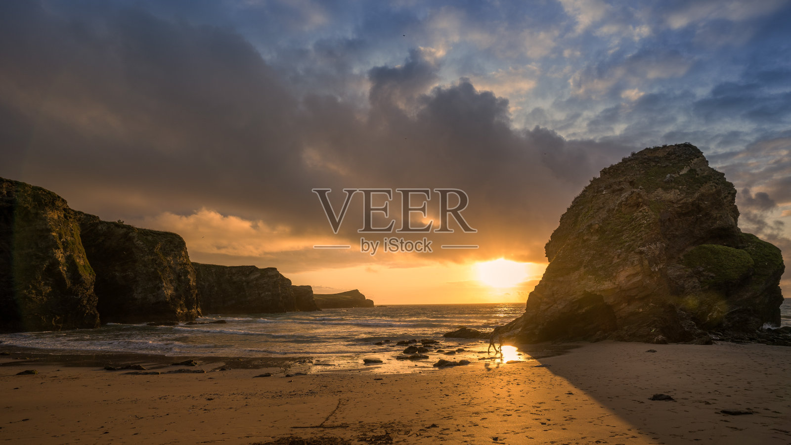 迷人的景色在美丽的日落海景照片摄影图片