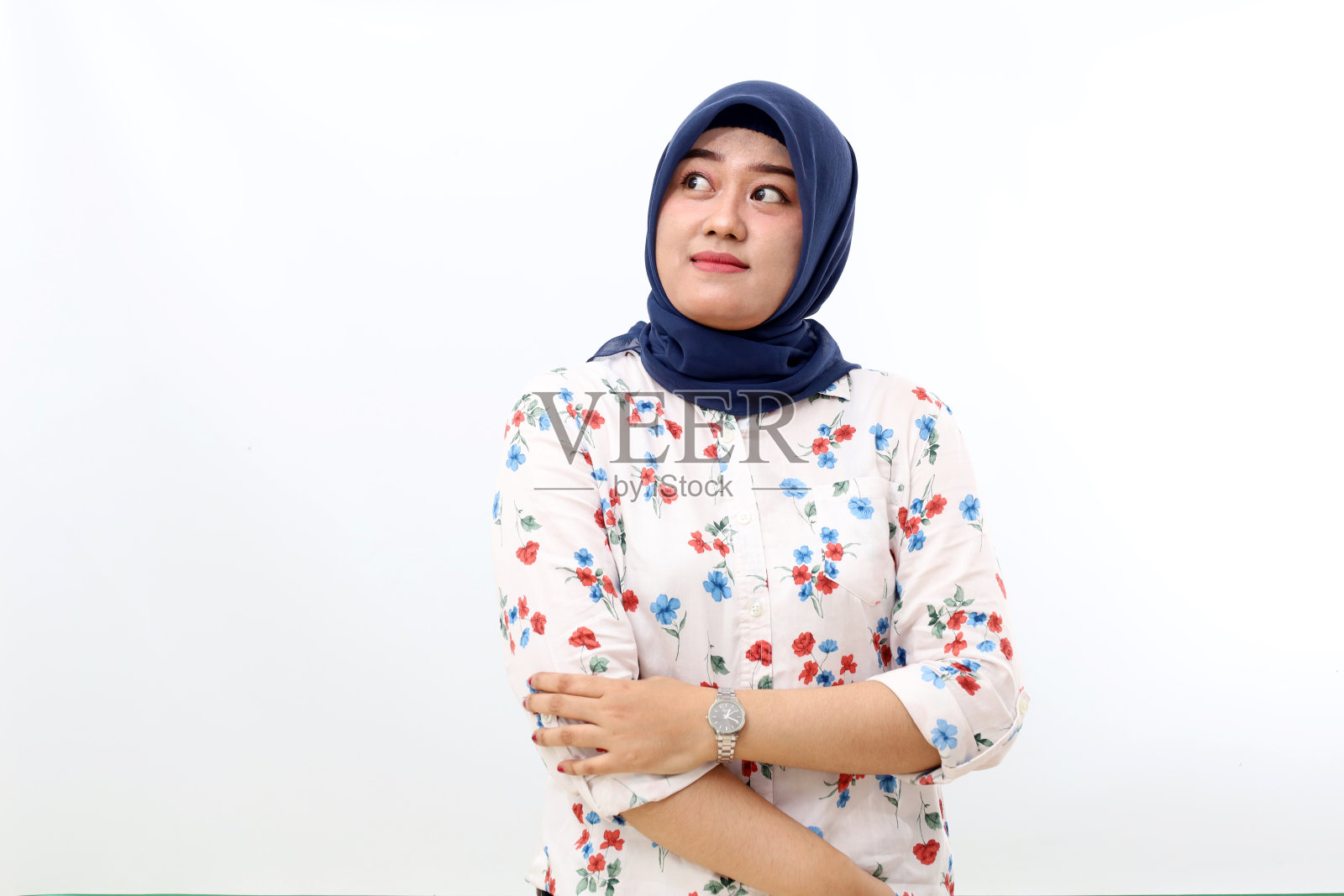 亚洲面纱妇女站在向上看。白色背景隔离照片摄影图片