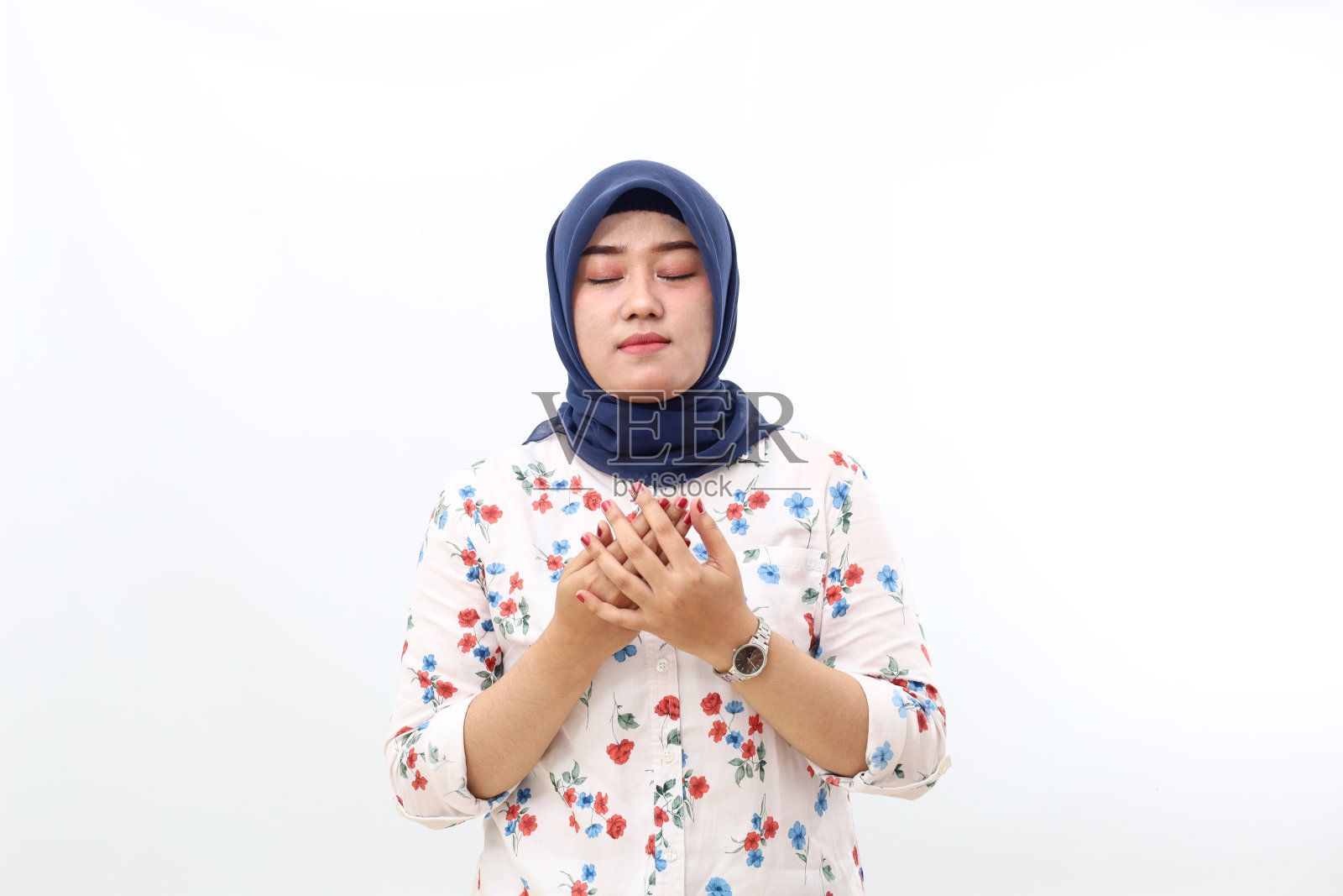 亚洲面纱妇女站在祈祷。白色背景隔离照片摄影图片