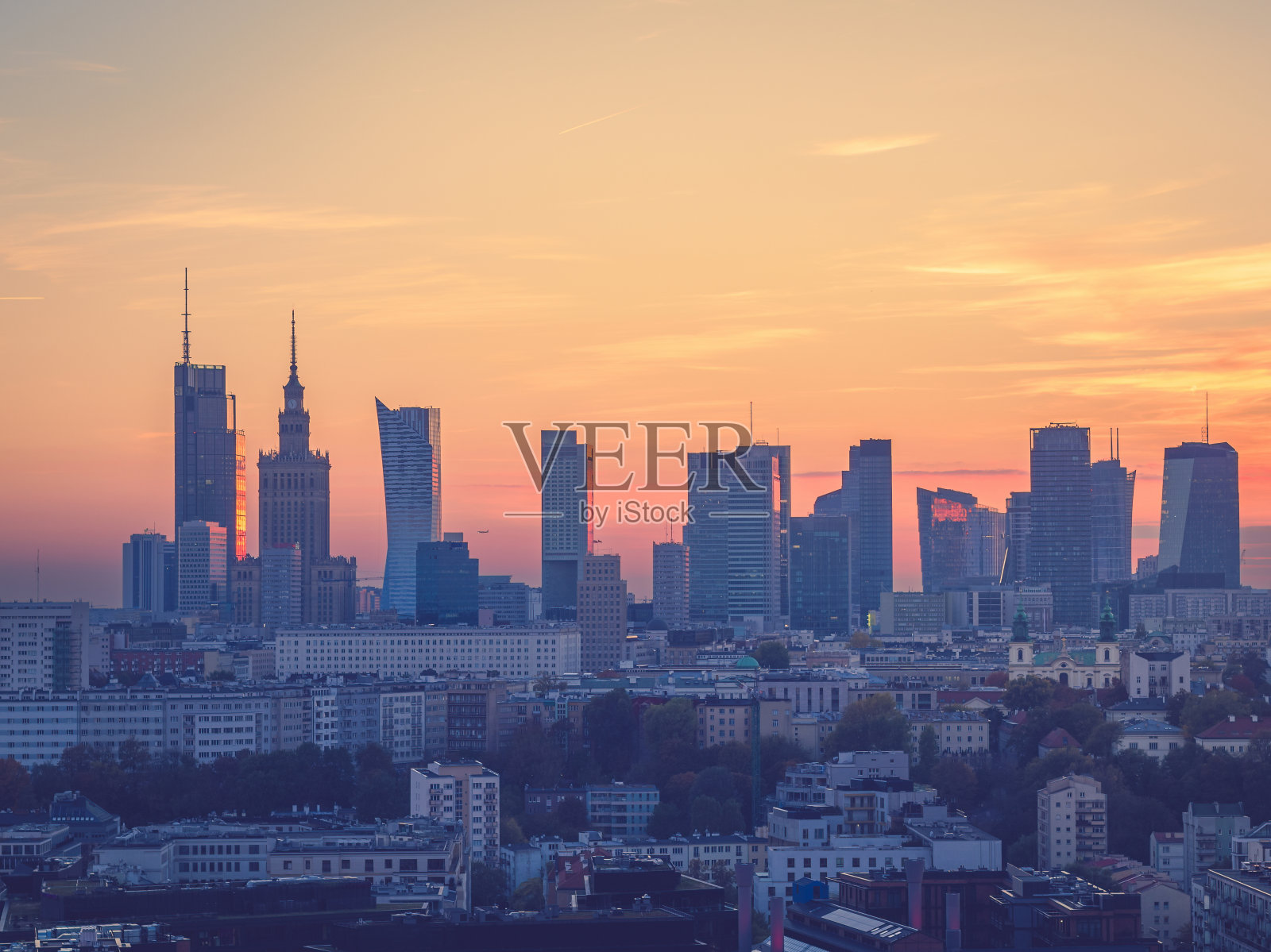 华沙市中心的日落，空中景观照片摄影图片