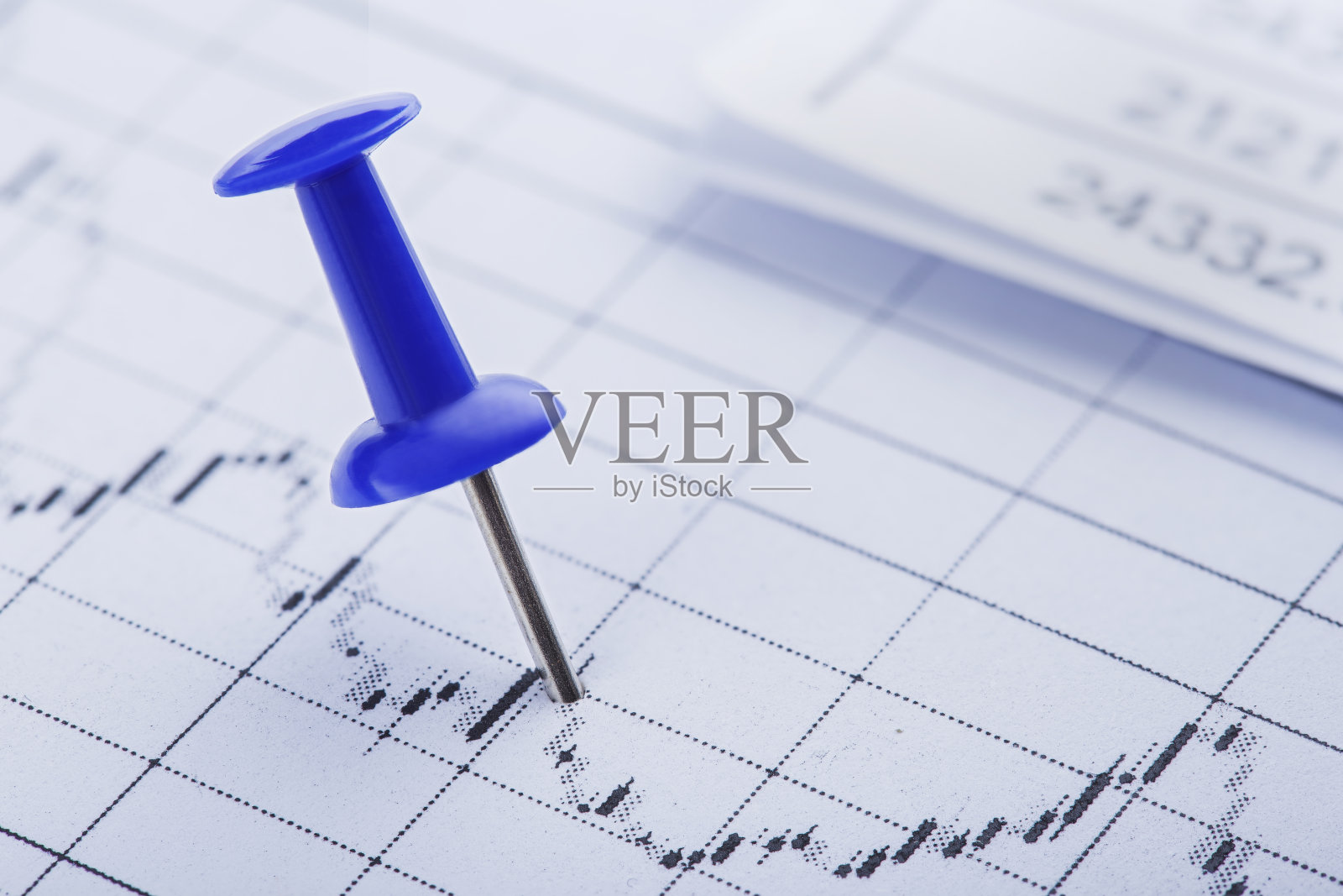 用大头针标记财务图表。股份上市及财务图表核对。银行业、财务报告和财务审计的概念。照片摄影图片