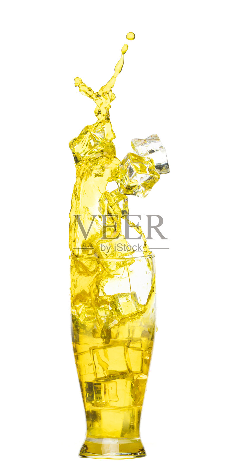将青柠汁洒在冰块杯中，将青柠汁洒在黄色的液态水中。青柠汁在空气中飞溅。白色背景隔离高速快门，冻结动作照片摄影图片