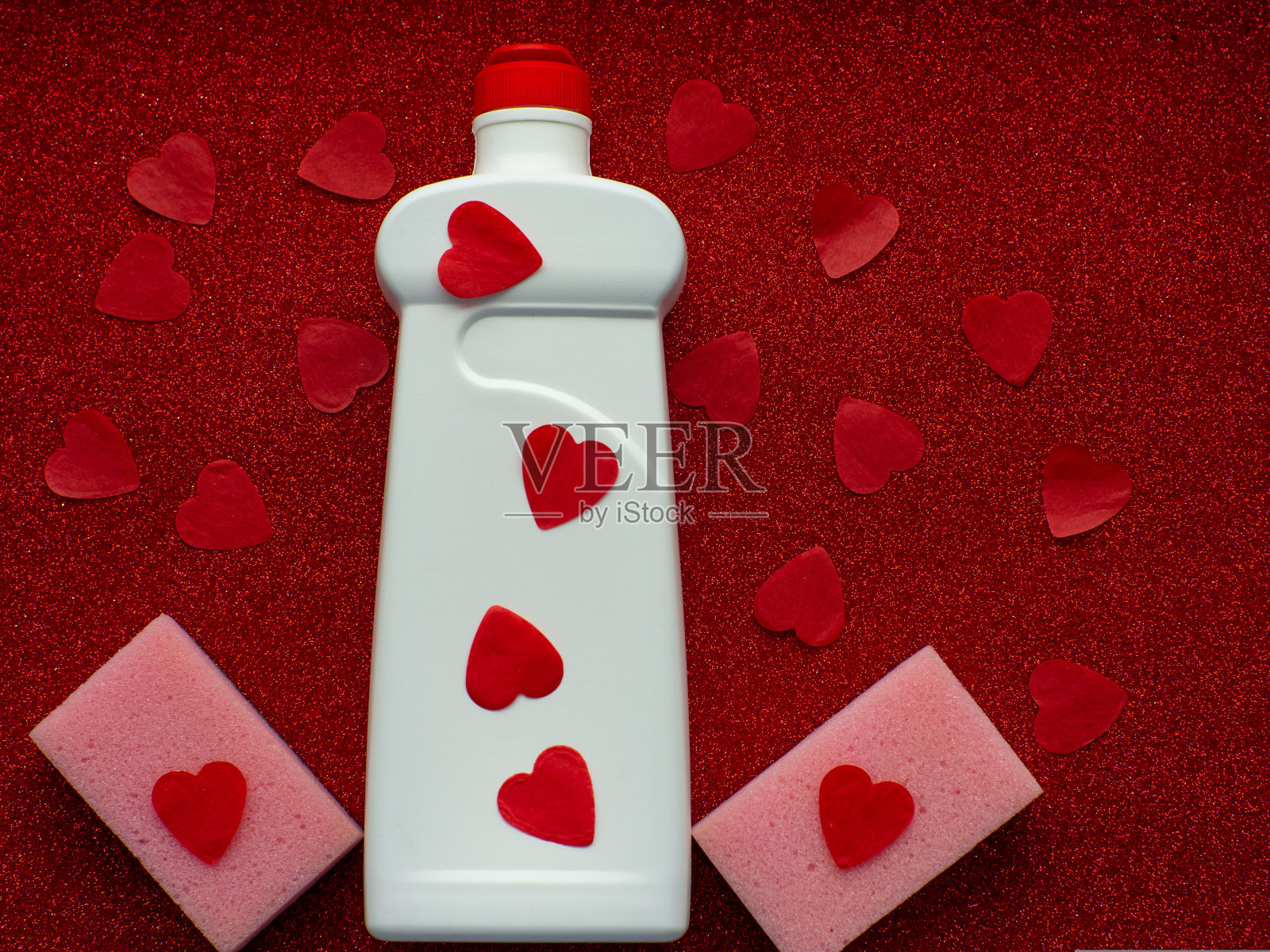 在红色背景上清洁东西照片摄影图片