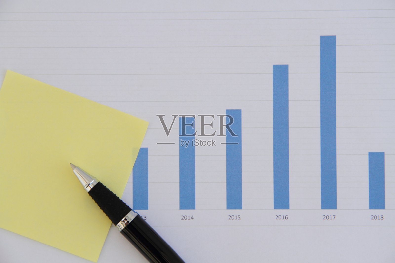 一个空白字条和一支笔的统计数据照片摄影图片