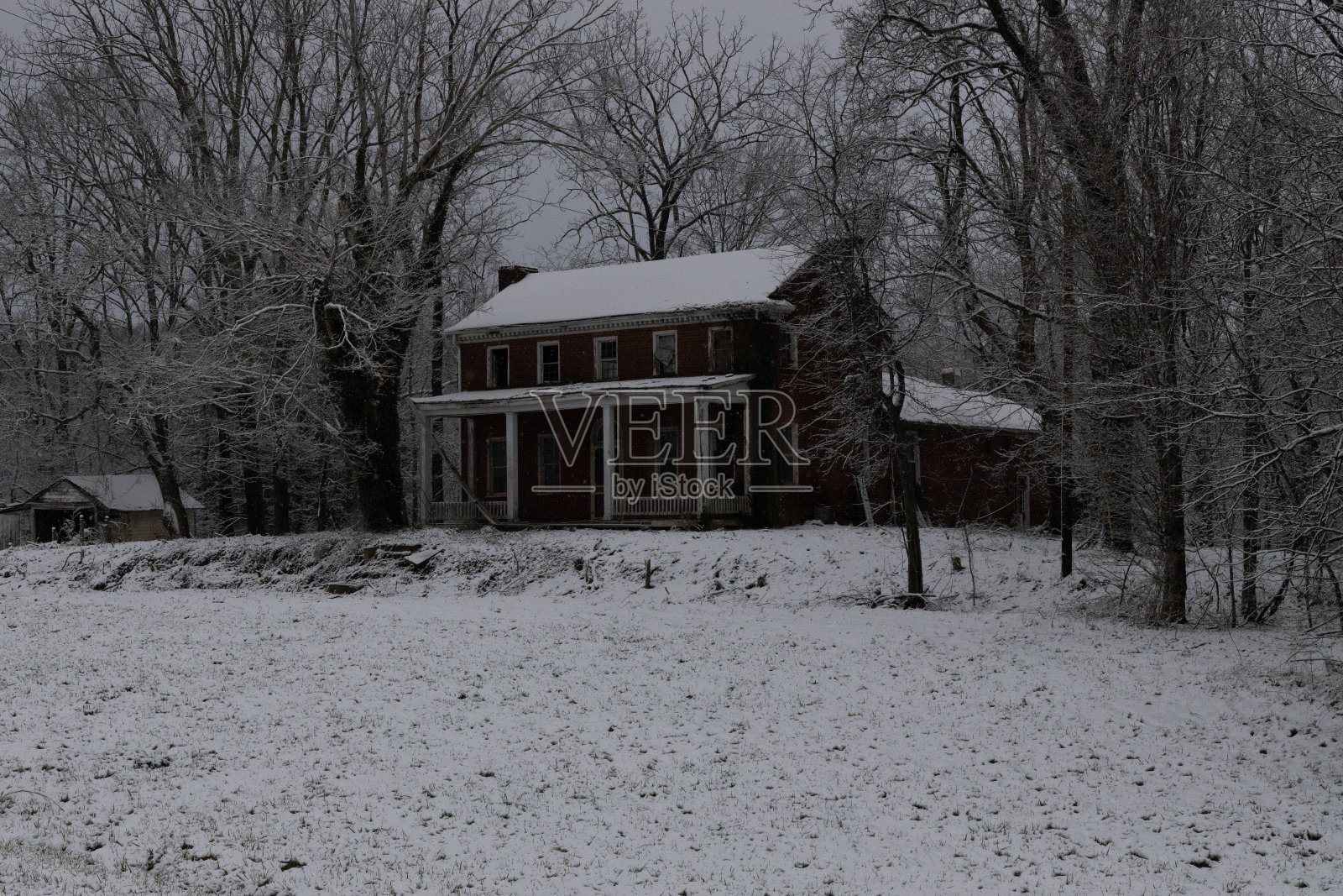 冬季森林中木屋的美丽景色照片摄影图片