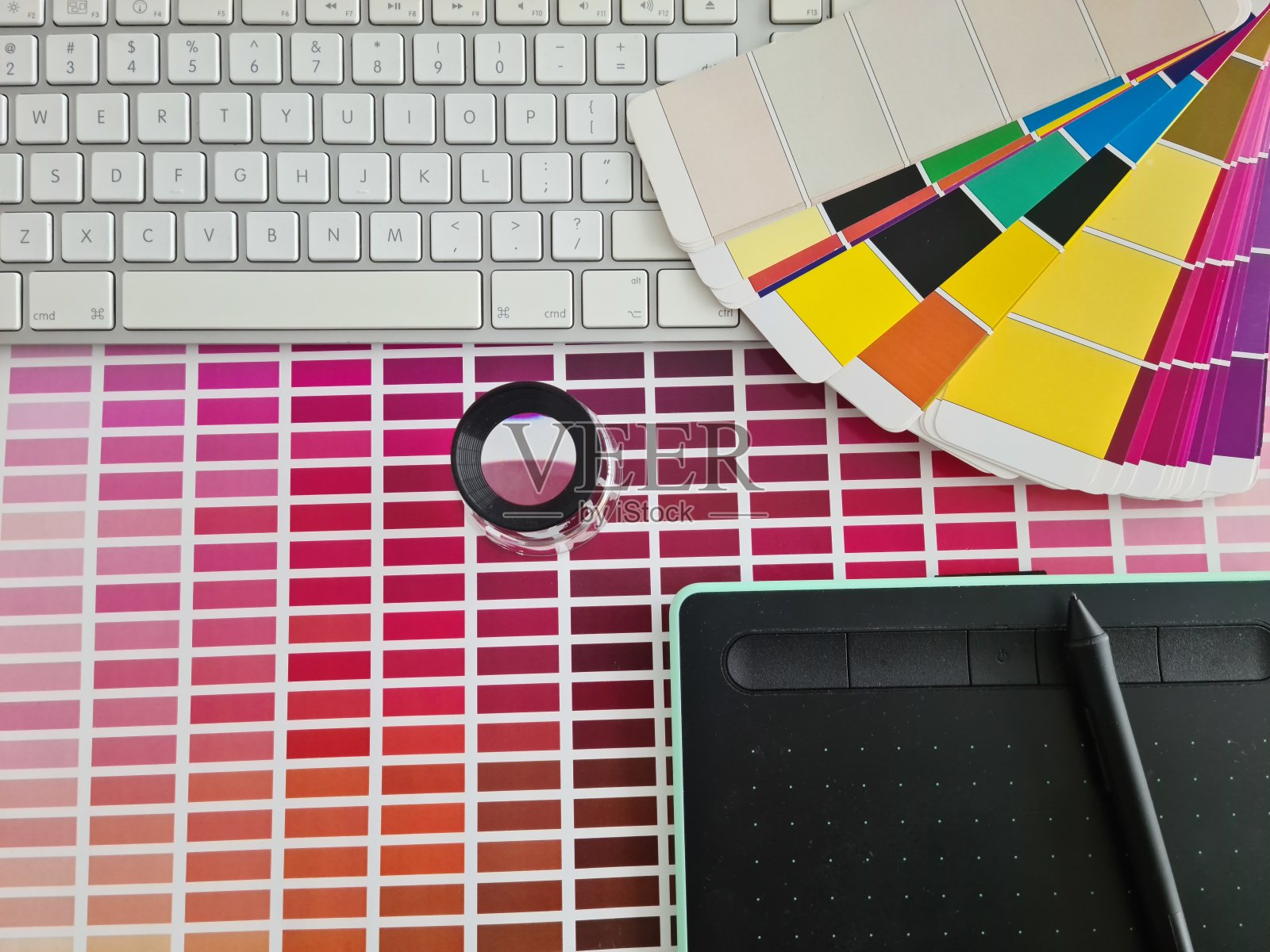 设计师表和图形平板打印输出的彩色圆圈和彩色立方体CMYK照片摄影图片