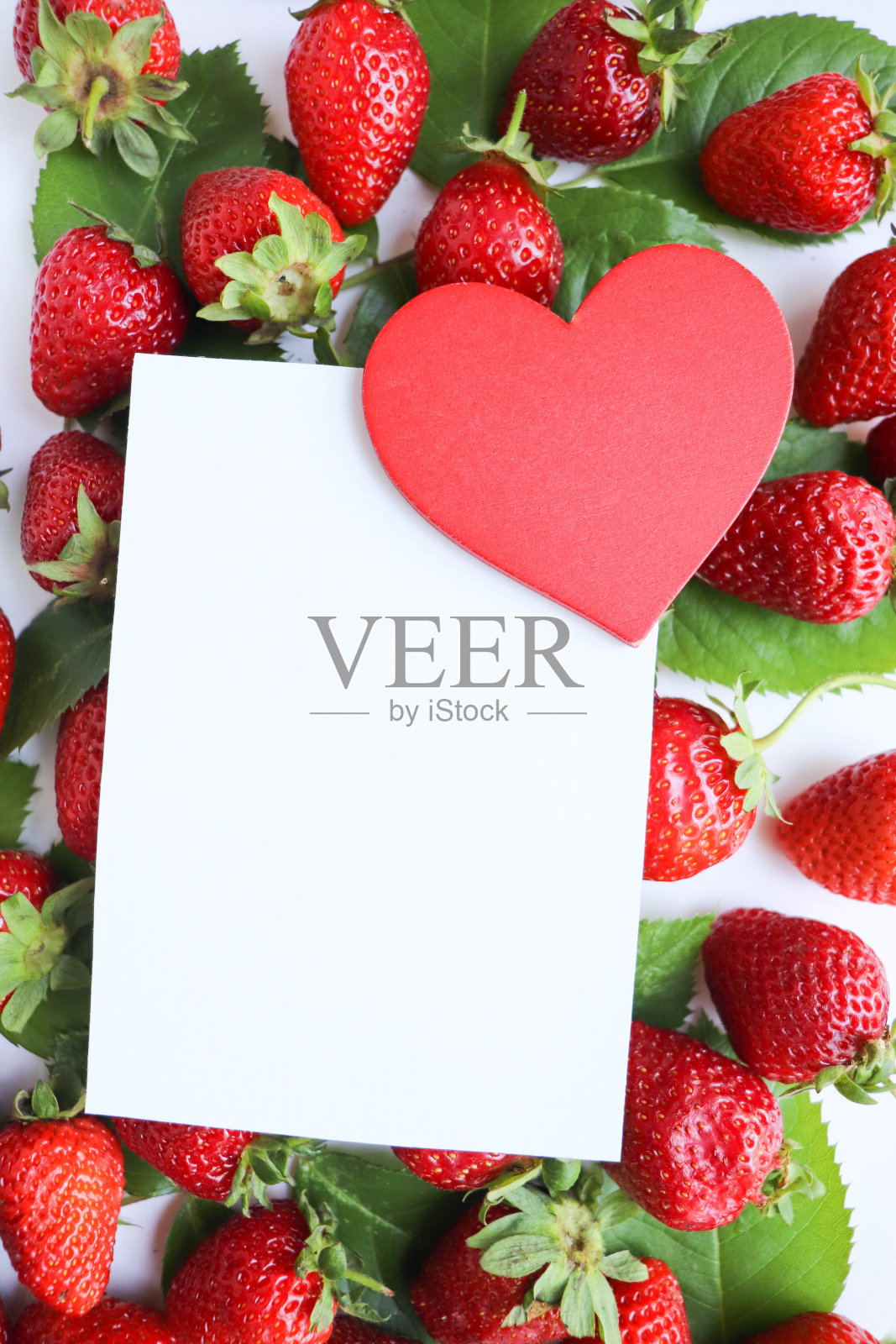 新鲜草莓和红心照片摄影图片