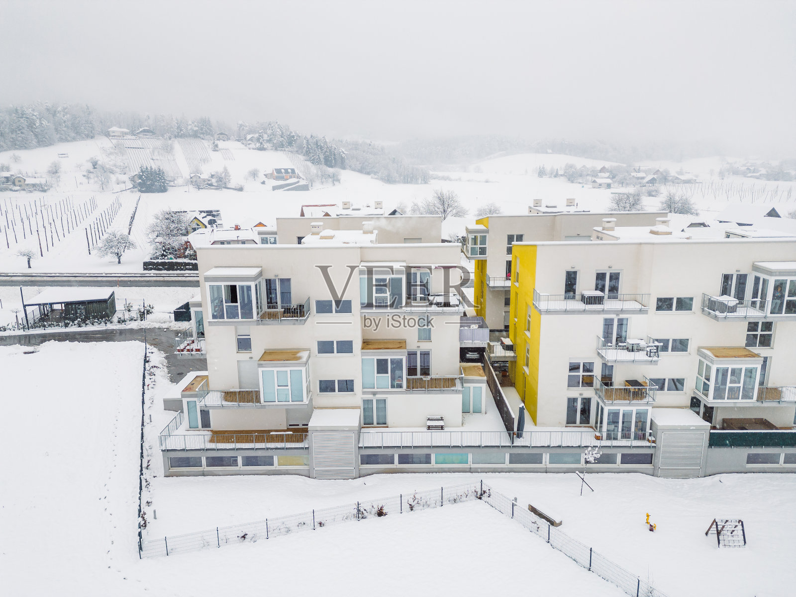 斯洛文尼亚雪地乡村的现代化公寓楼鸟瞰图照片摄影图片