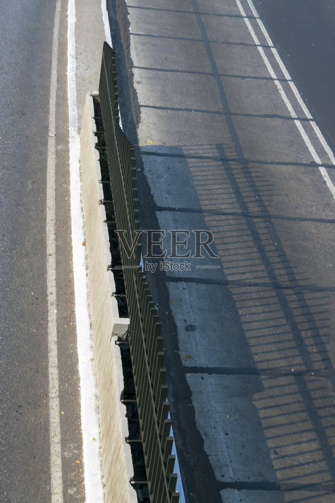 危地马拉市区铺设和设有路标的街道。照片摄影图片