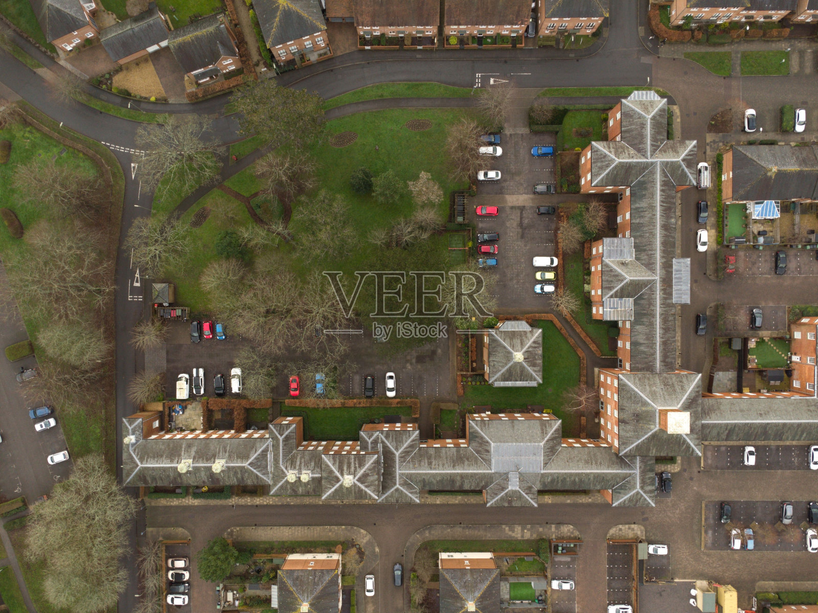 空中拍摄的一个村庄在白天在汉普郡，英国照片摄影图片