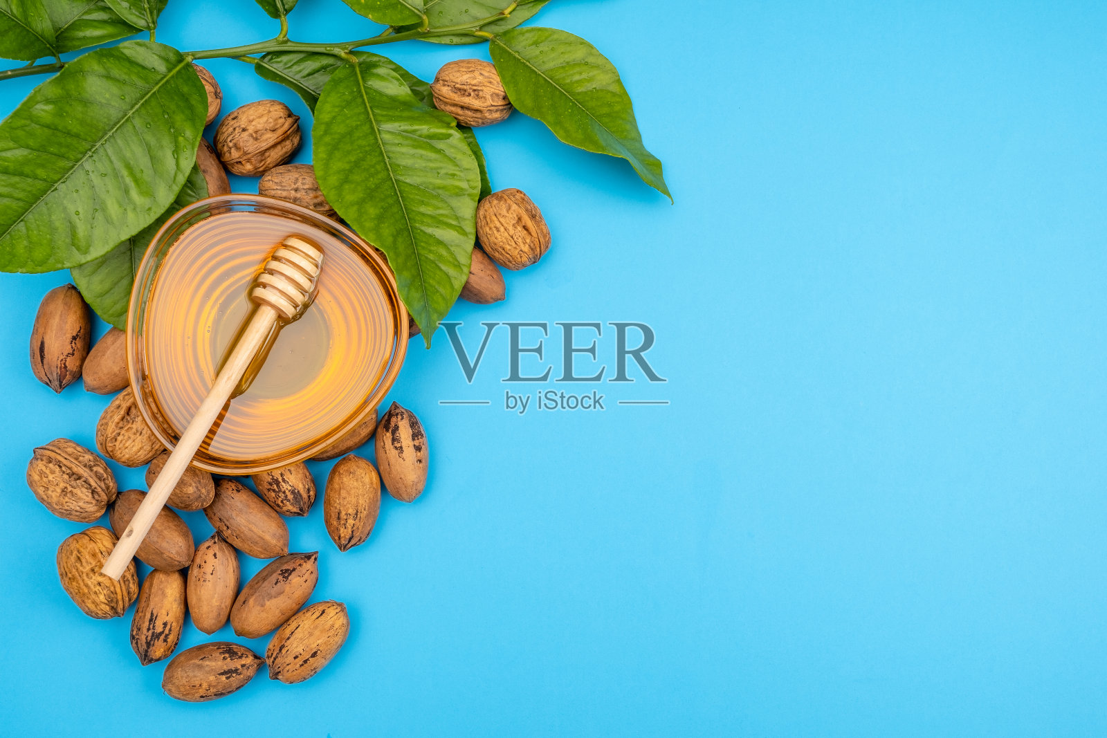 犹太新年横向节日背景，碗与蜂蜜，核桃照片摄影图片