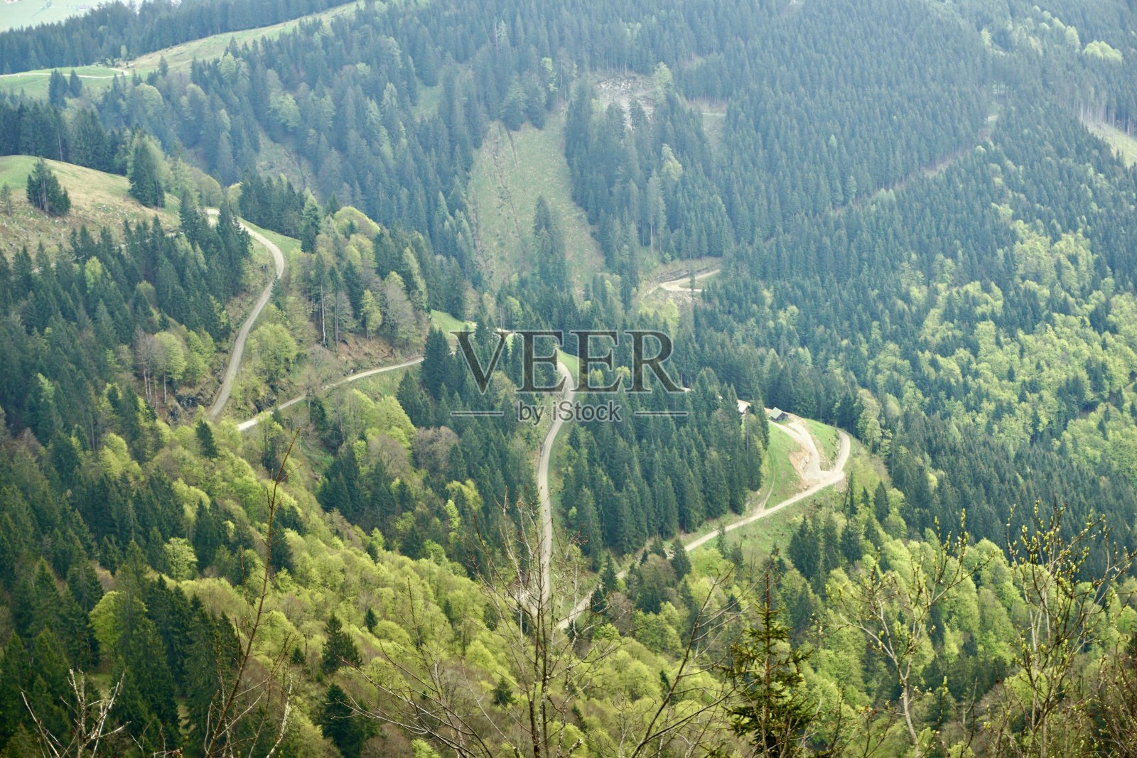 巴伐利亚山谷的壮观天空。巴伐利亚的绿色山谷俯瞰和巨大的美丽的云。欧洲阿尔卑斯山山谷全景。照片摄影图片