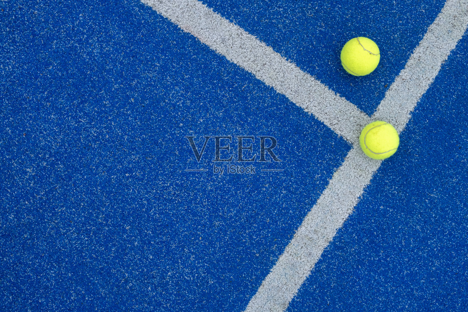 两球:在桨网球场线旁的两个球照片摄影图片