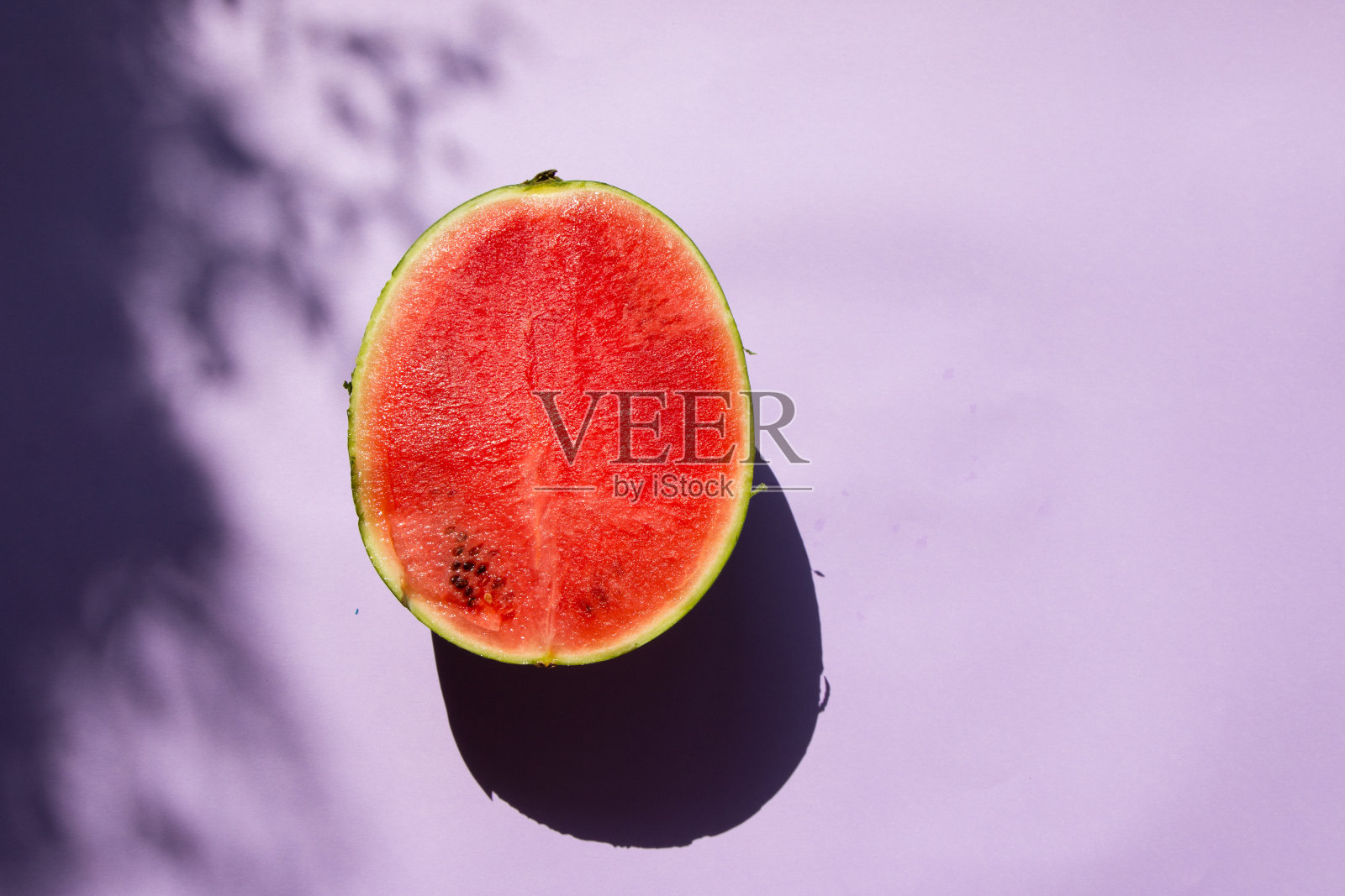 紫色背景西瓜照片摄影图片