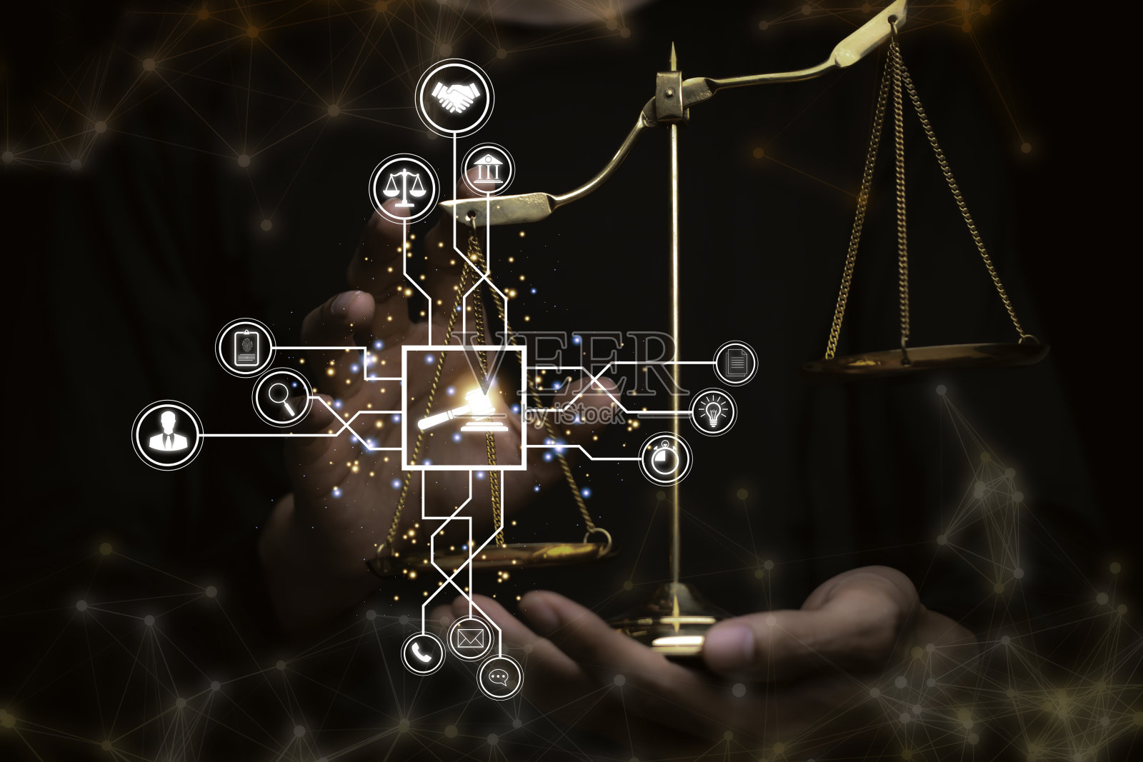 公正律师与法官法槌，西装革履的商人或律师在数字系统中聘请律师。法律、起诉、法律顾问、诉讼、侦探、调查、法律顾问照片摄影图片