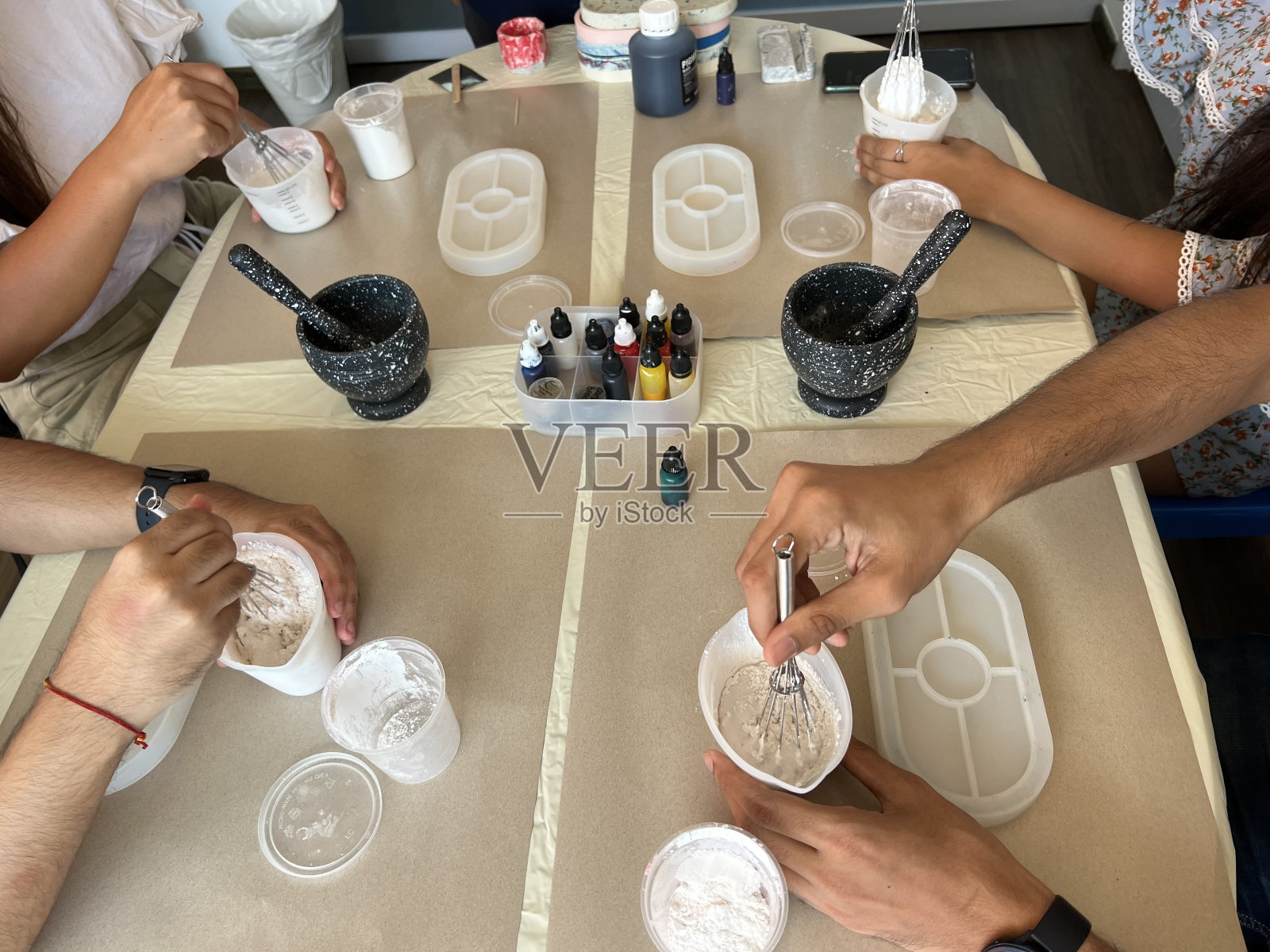 杯垫制作车间照片摄影图片