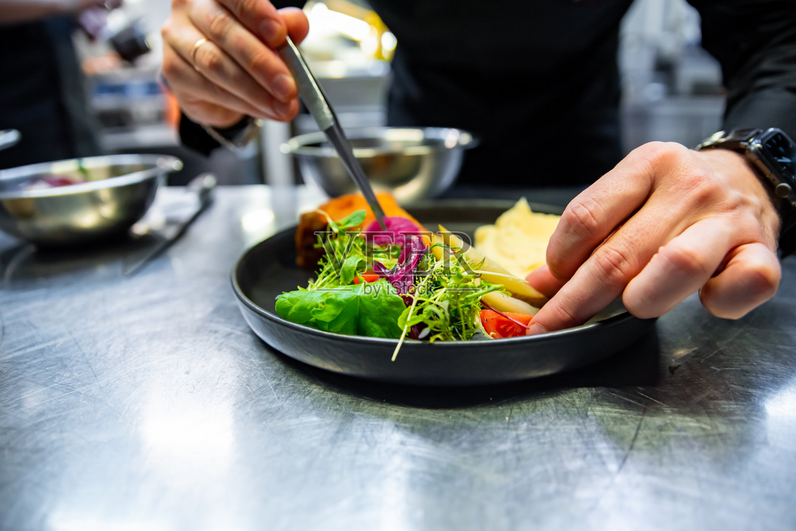 厨师在餐厅厨房亲手准备肉饼、土豆泥和沙拉照片摄影图片