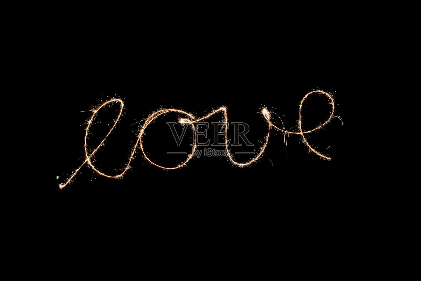 长曝光镜头的火花字“爱”写和孤立在黑色空背景照片摄影图片