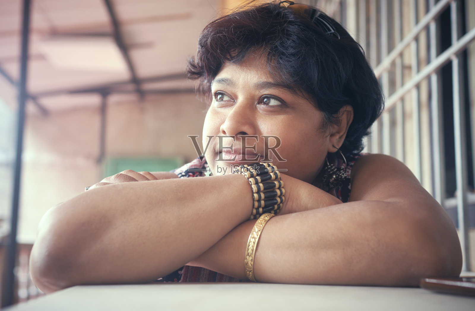 一个中年快乐的印度女人的随意肖像照片摄影图片