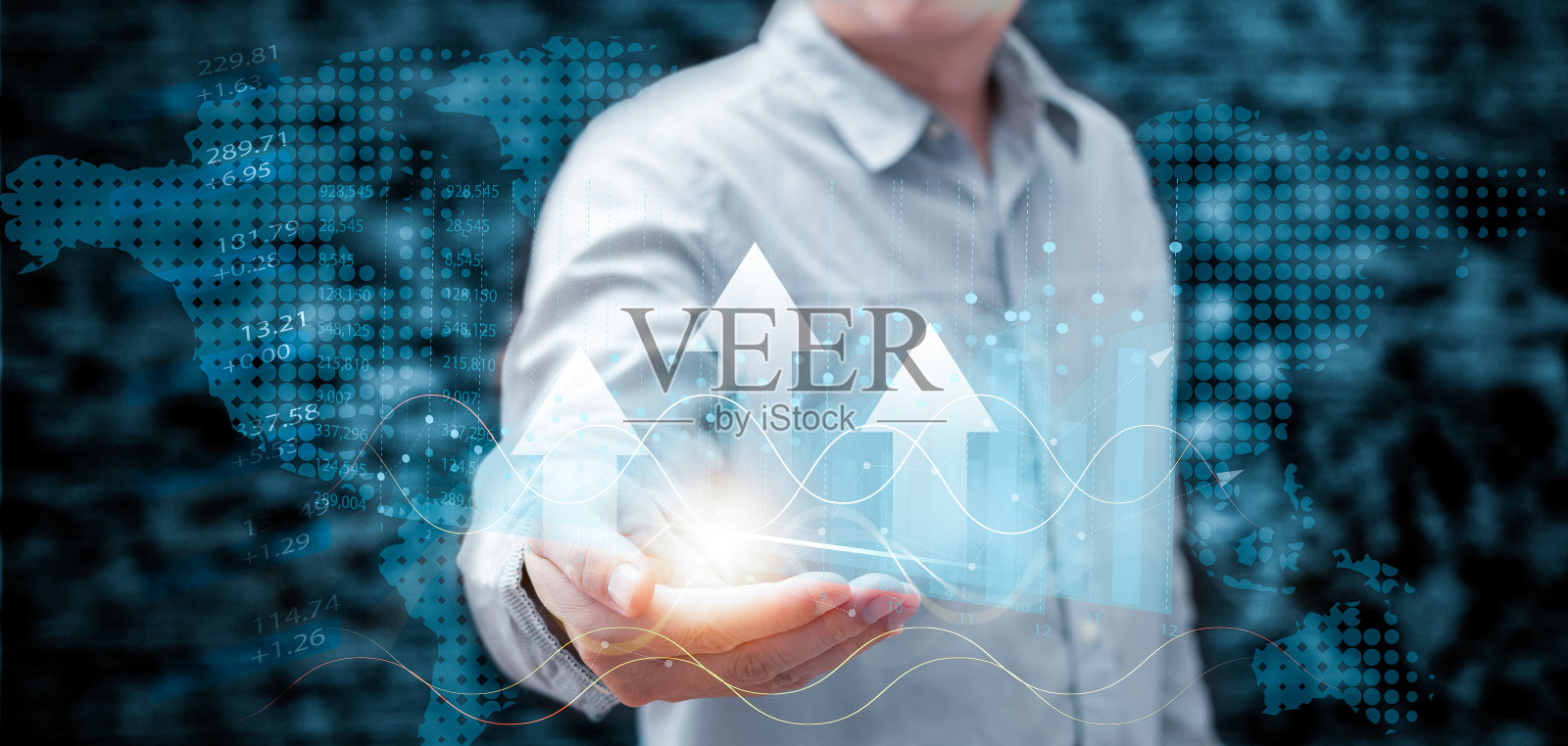 商人们拿着增长图表和业务进展，分析金融和投资。利用技术来规划战略，以实现成功、目标和增长。网上商务，电子商务，网上营销。照片摄影图片