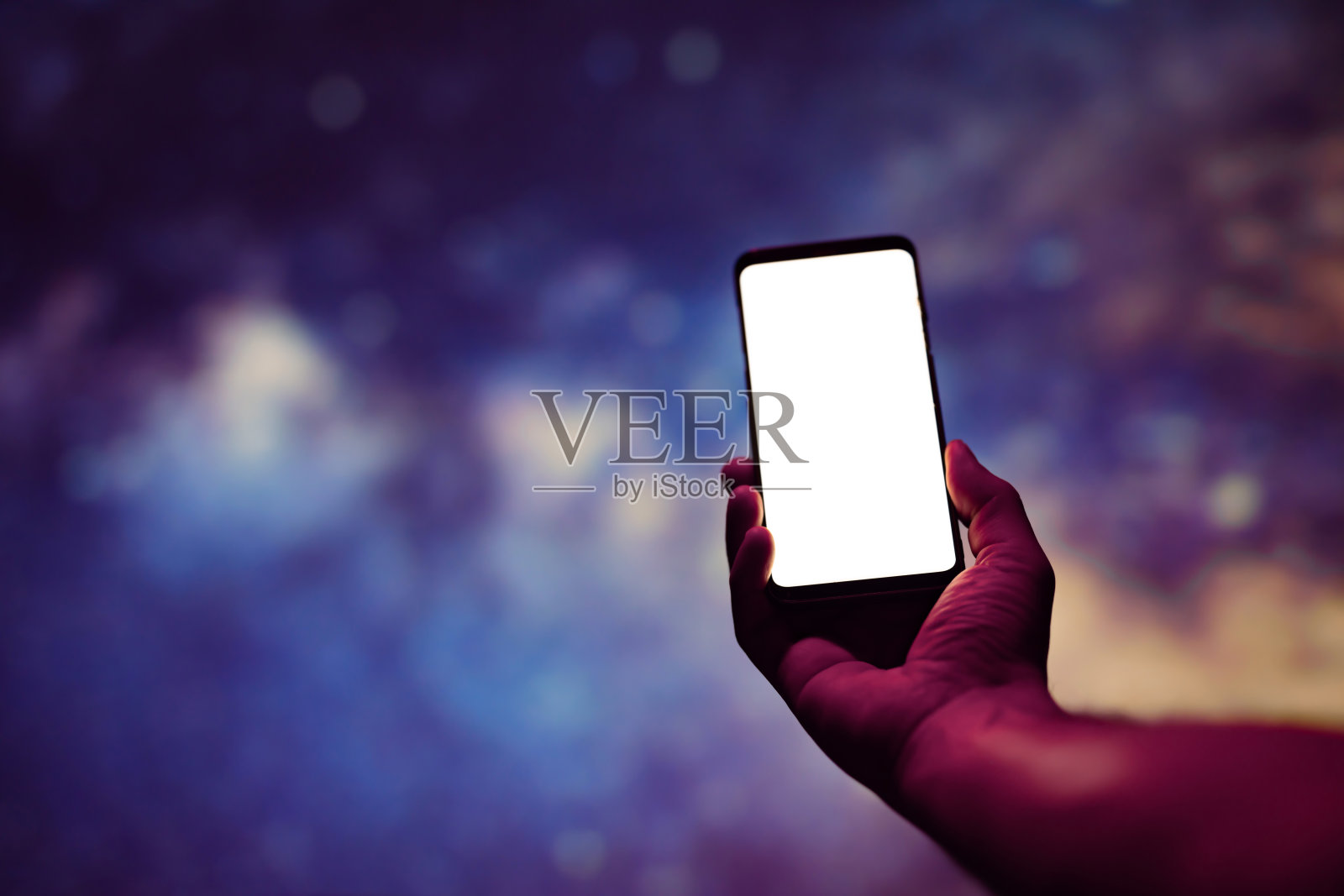 天文学家用现代智能手机拍摄银河系夜空。照片摄影图片