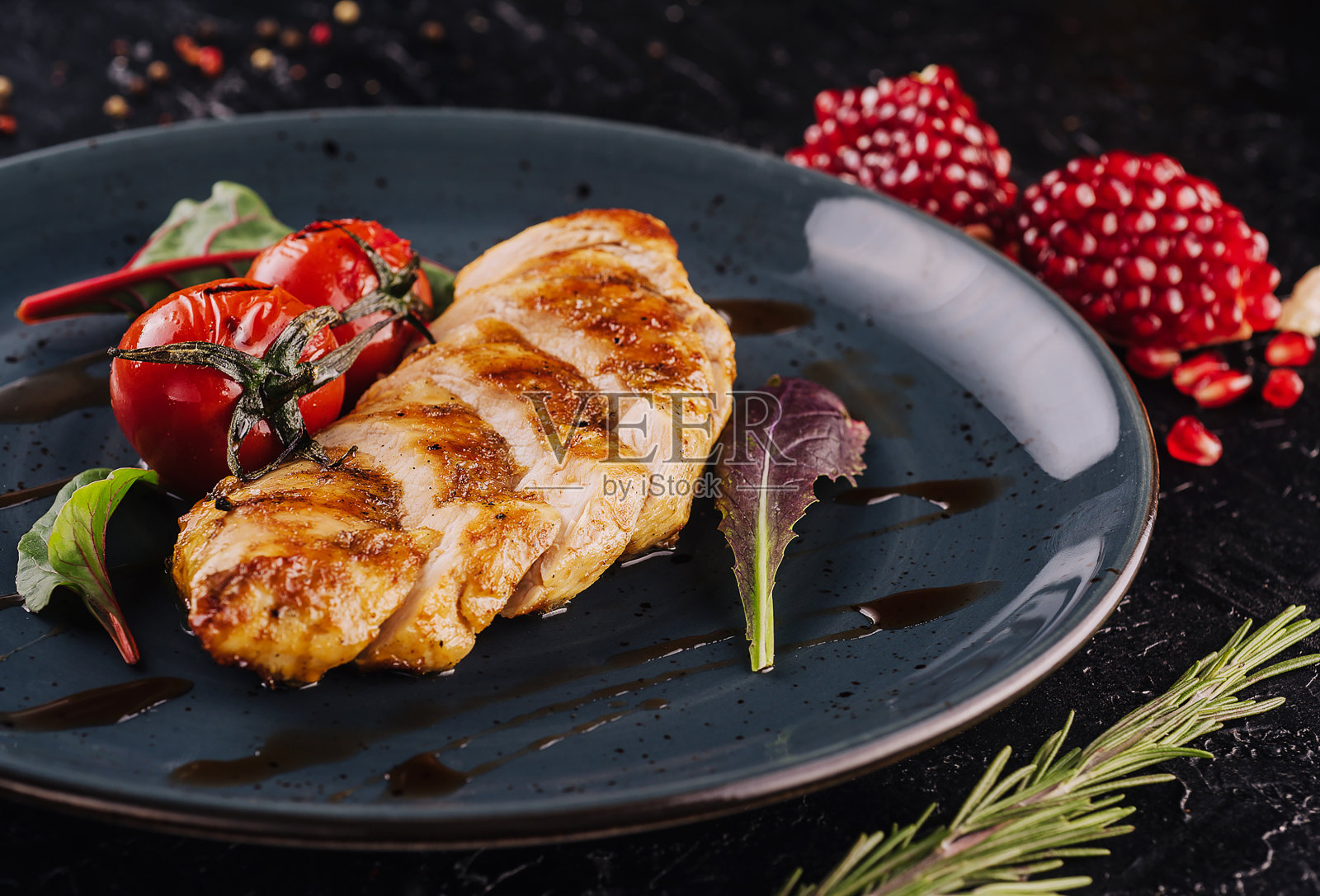 鸡胸肉照烧酱盘照片摄影图片