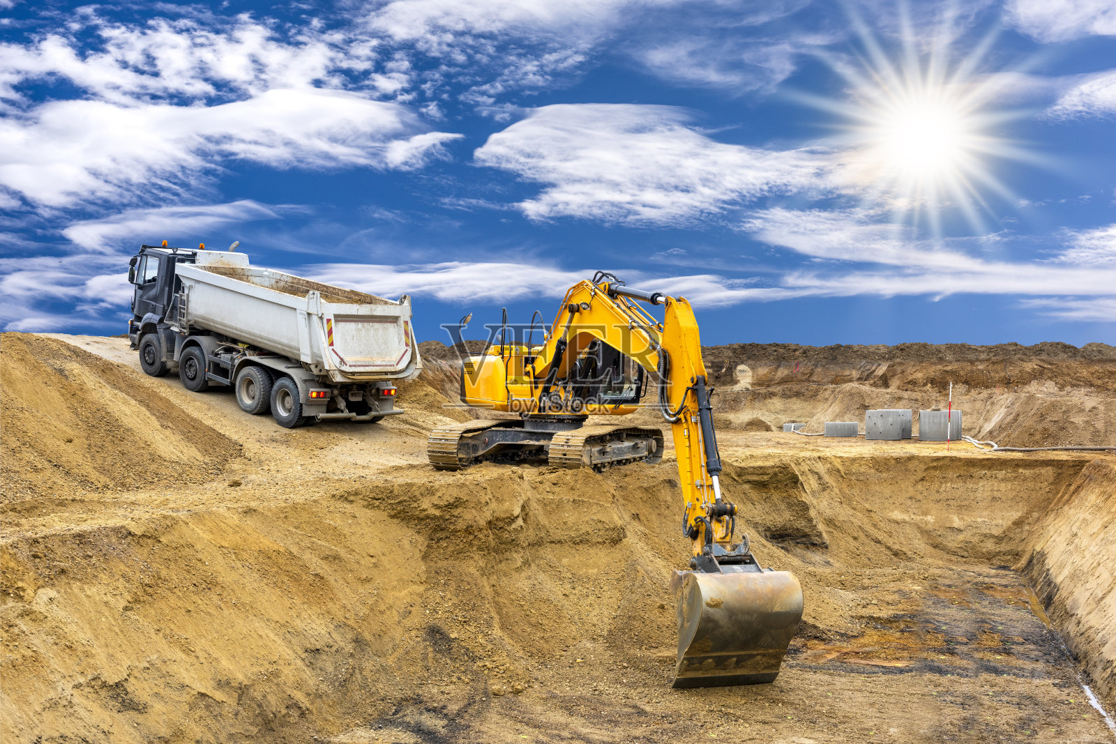 挖掘机正在施工现场工作和挖掘照片摄影图片