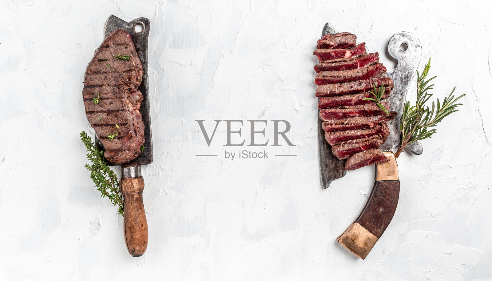 烧烤干陈年和牛上等腰牛排，烤半熟牛排加香料上老肉铺。切片。长条横幅格式，俯视图照片摄影图片