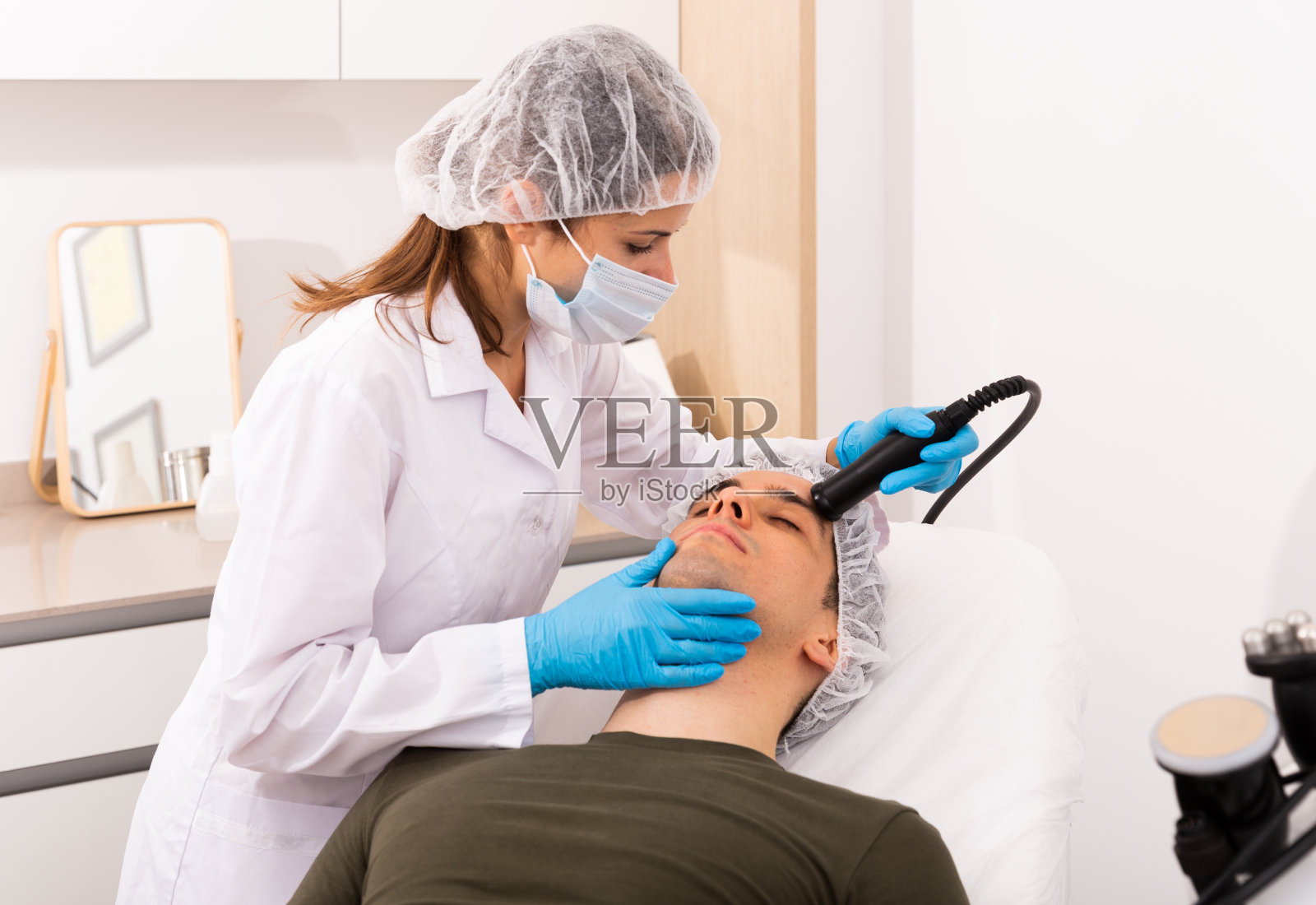 男子面部皮肤射频提拉程序照片摄影图片