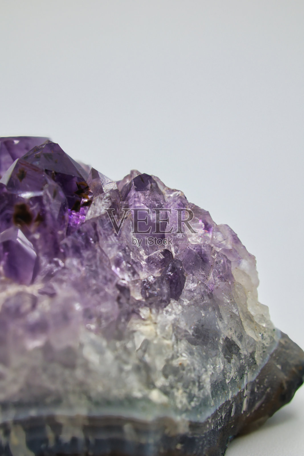 一颗美丽的紫水晶宝石，闪耀着紫色的光芒照片摄影图片