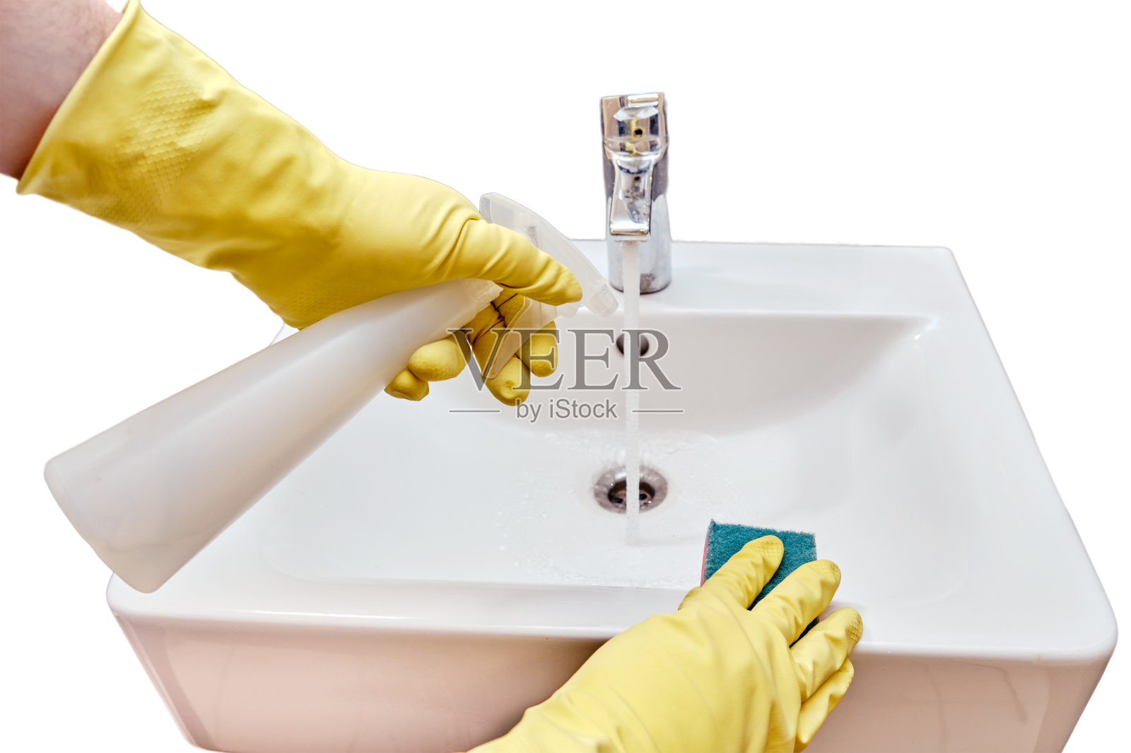在咖啡馆的公共厕所里打扫卫生，戴着黄色手套的男子用海绵擦拭着白色背景上的水池照片摄影图片