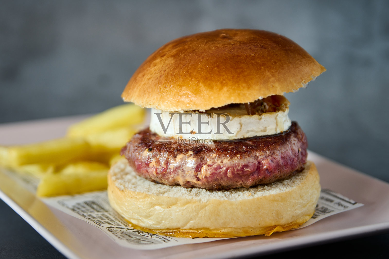 山羊奶酪汉堡和薯条照片摄影图片