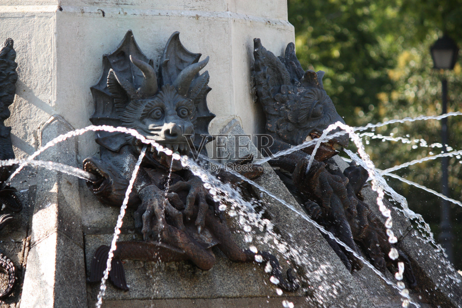 白色的喷泉有黑色的龙头照片摄影图片