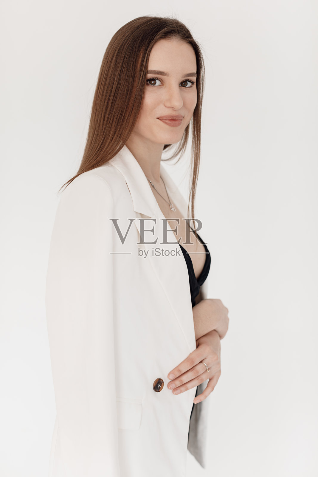 一个美丽的女人的肖像在一个白色的背景在工作室黑色照片摄影图片