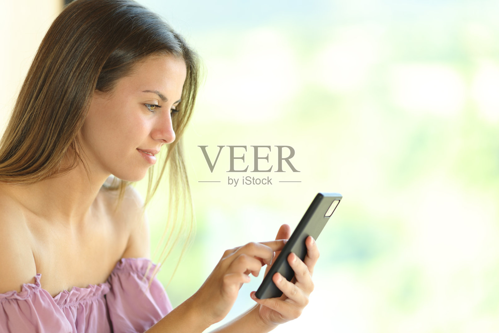 青少年在房间里打手机照片摄影图片