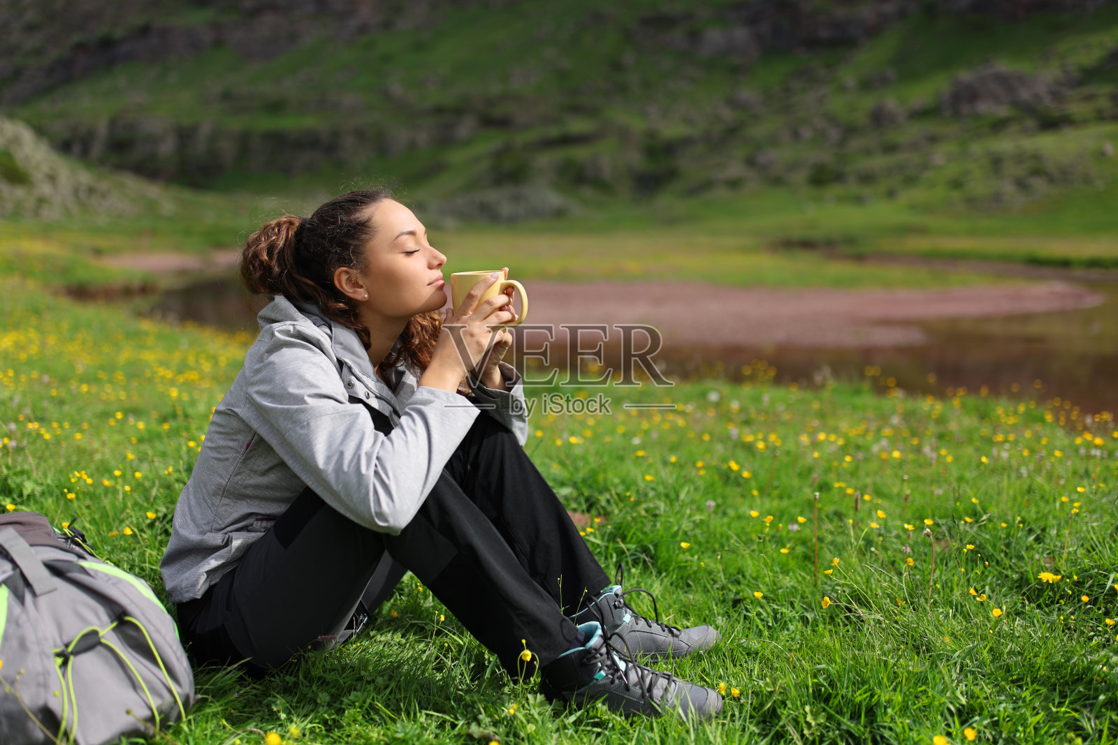 徒步旅行者在大自然中享受热饮照片摄影图片