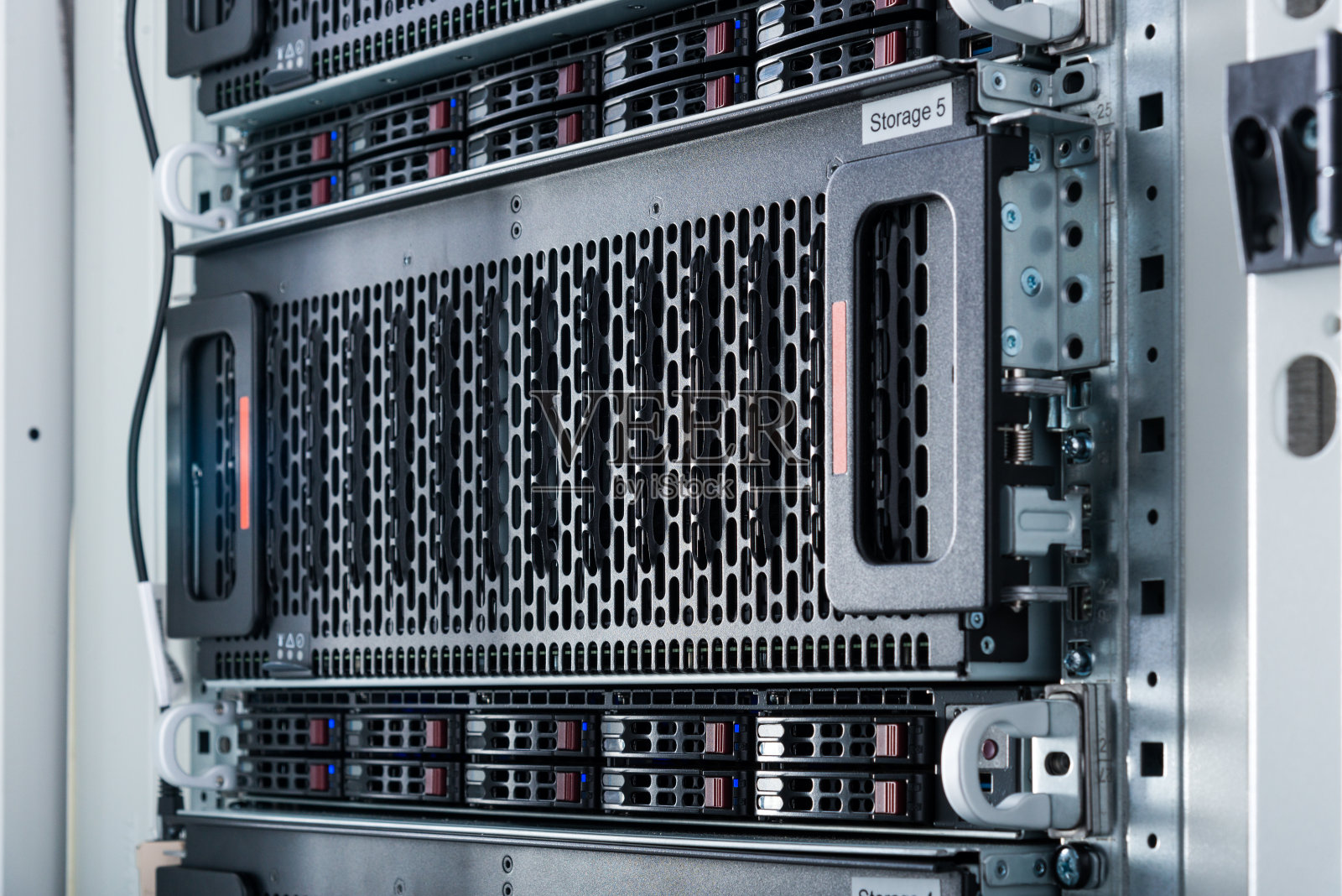 互联网云中心机房内的服务器机柜照片摄影图片