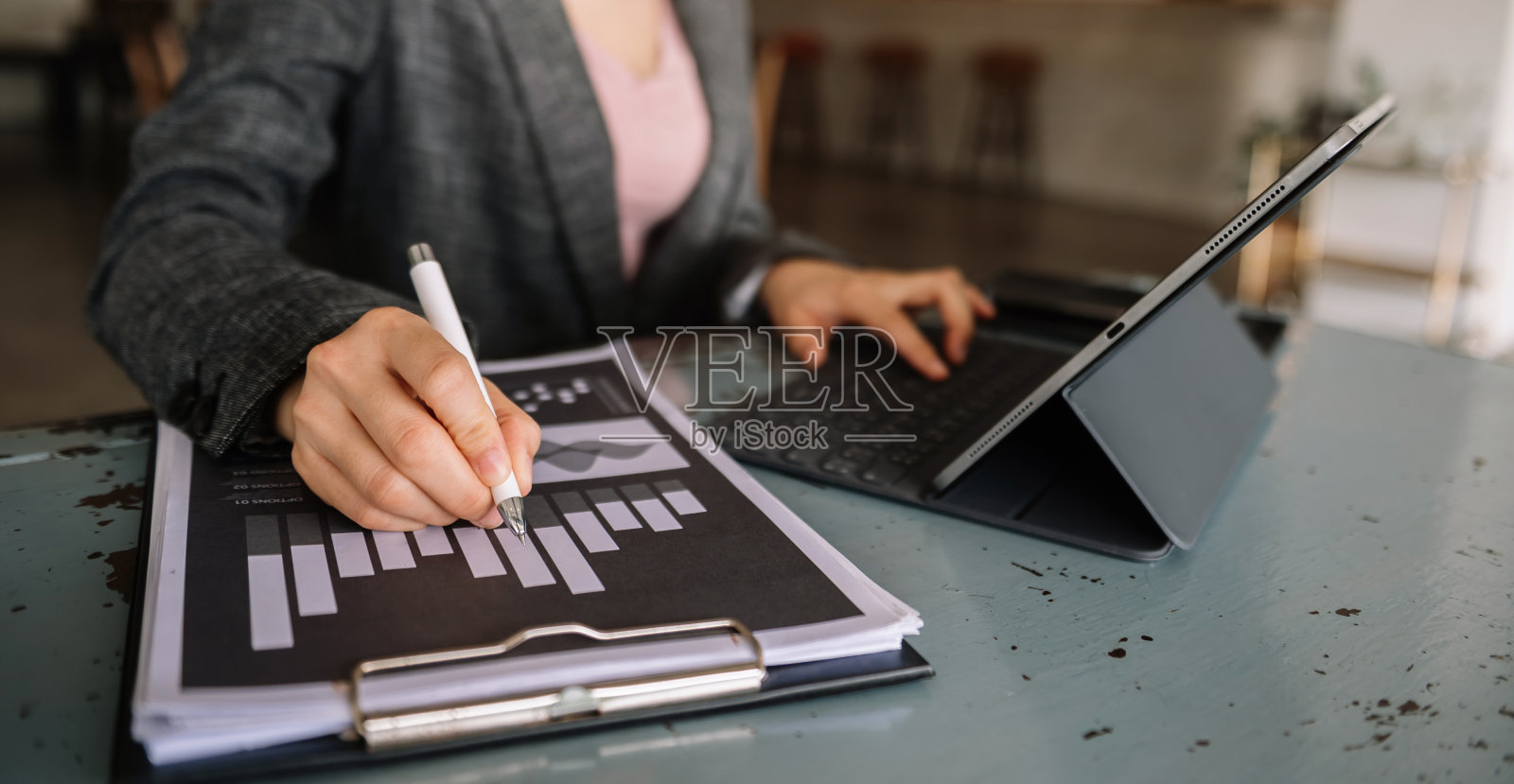 女商人手与新的现代电脑和写在记事本战略图作为概念晨光照片摄影图片