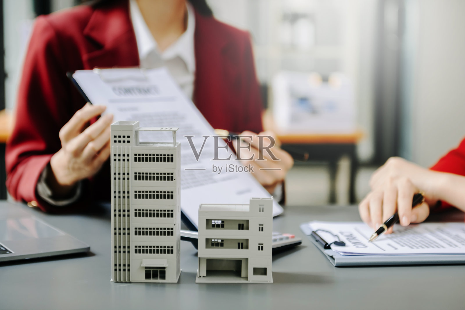 签合同。客户和经纪人代理，租赁协议，成功的交易和年轻的业务坐在桌子上照片摄影图片