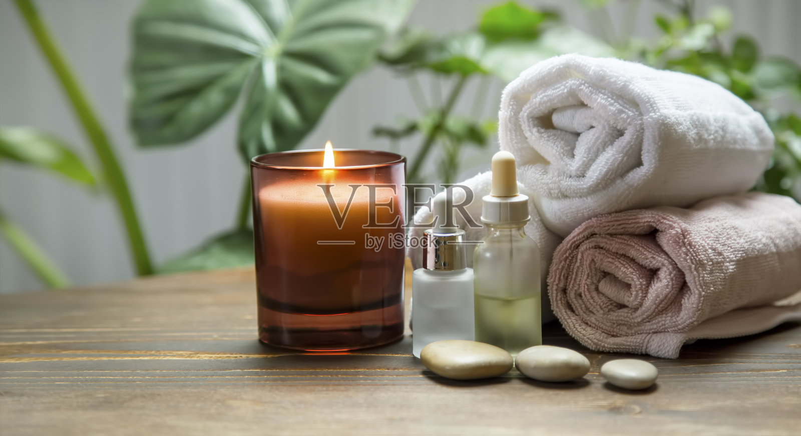 水疗和健康设置与香薰蜡烛，按摩油和毛巾，放松水疗静物照片摄影图片