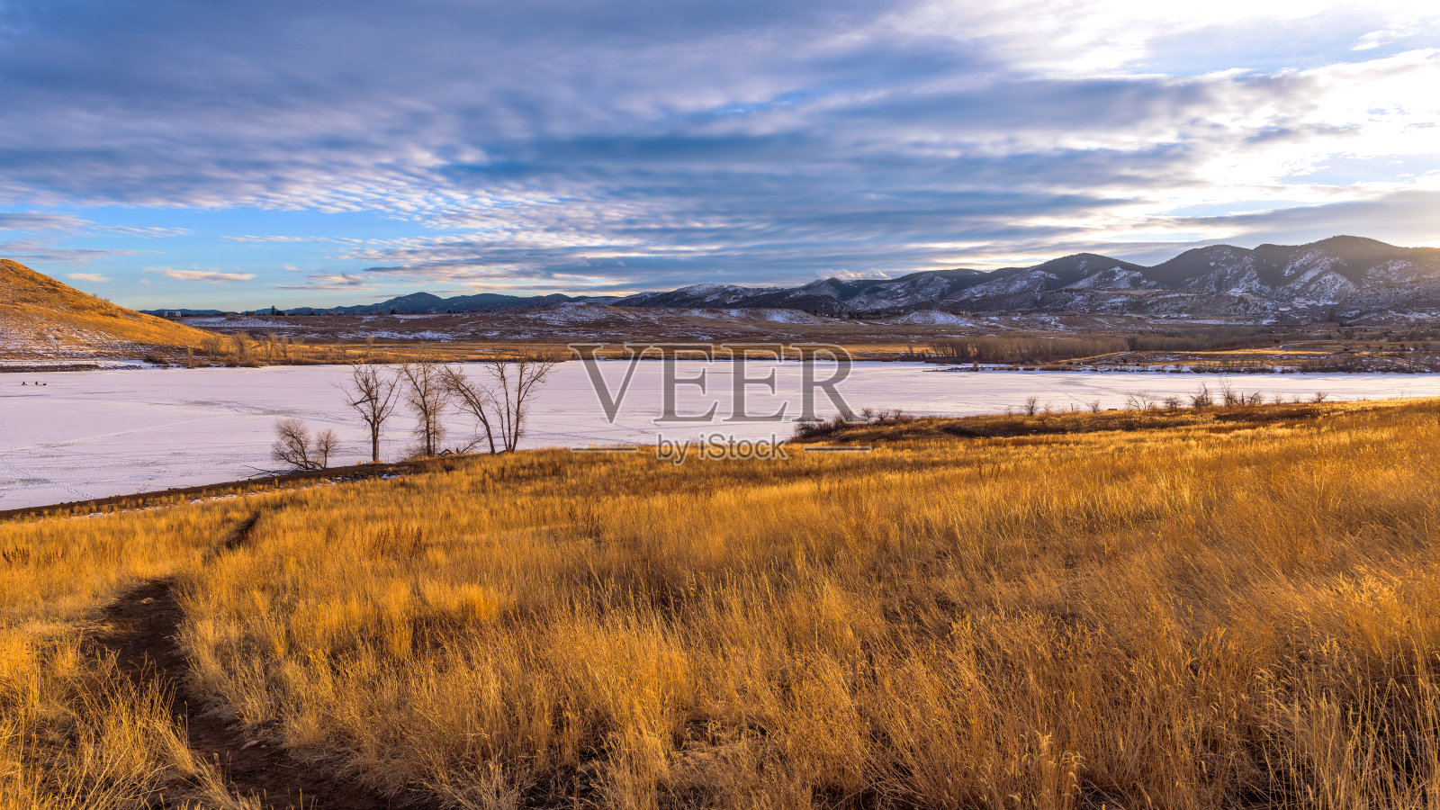 日落冬季山湖-一个明亮的金色日落在冻结的山湖。熊溪湖公园，丹佛-莱克伍德-莫里森，科罗拉多州，美国。照片摄影图片