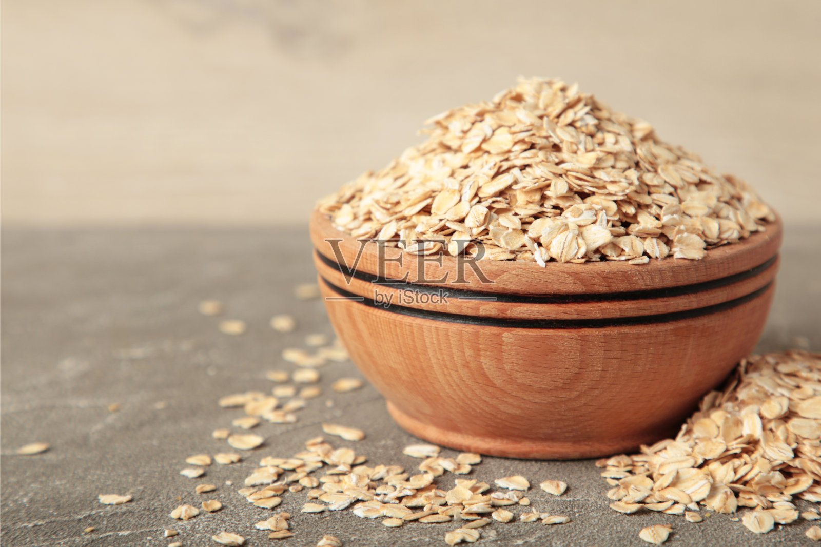 麦片放在碗里，灰色混凝土背景照片摄影图片