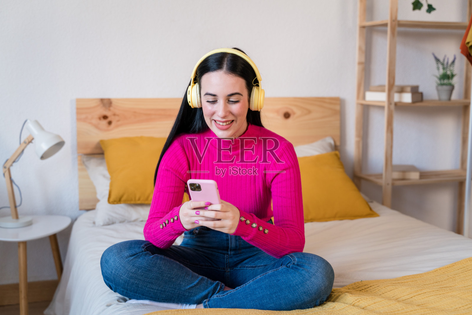 快乐的女人戴着耳机听音乐照片摄影图片